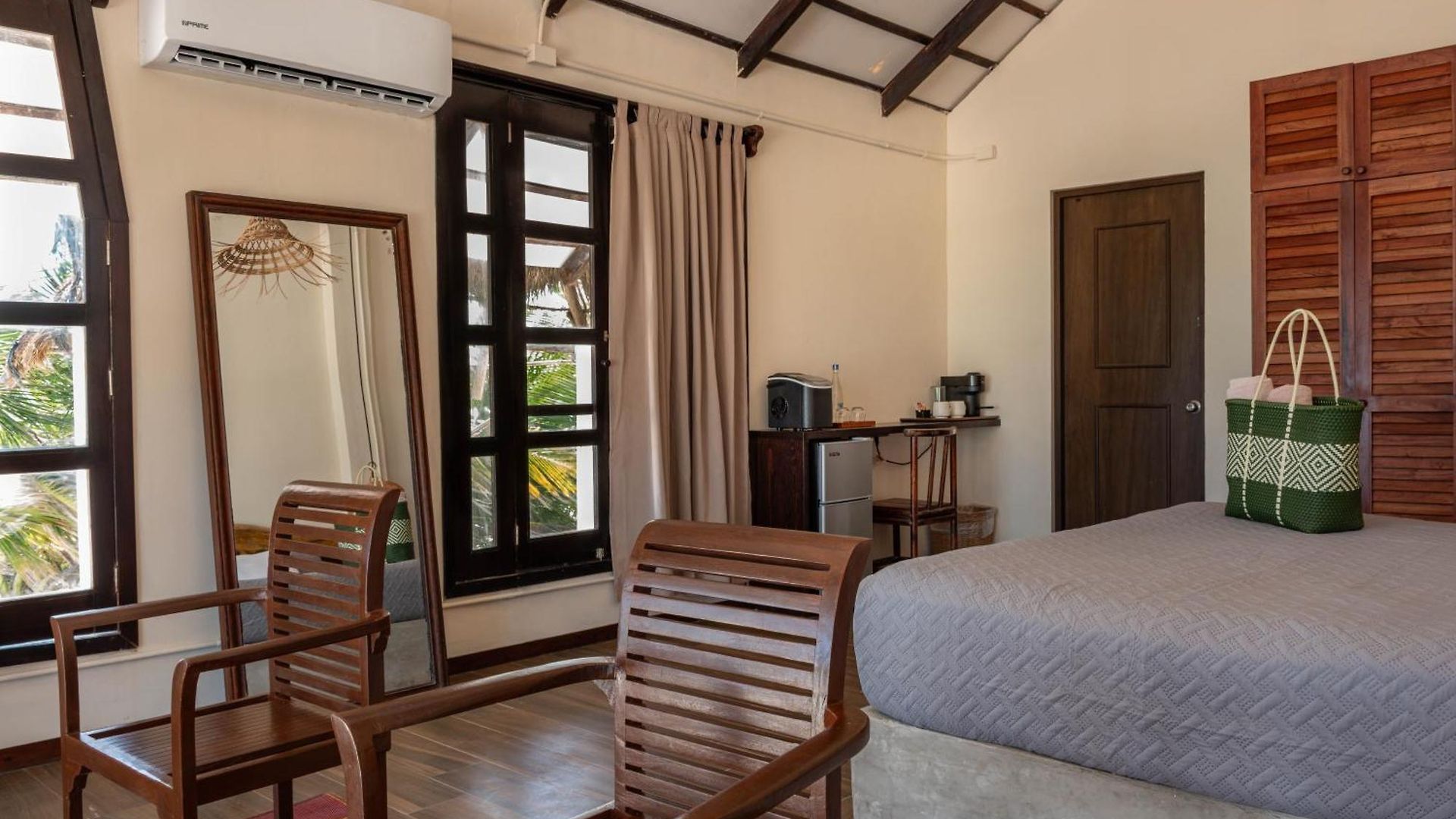 Mia Beachfront - Ocean View And Club Hotel