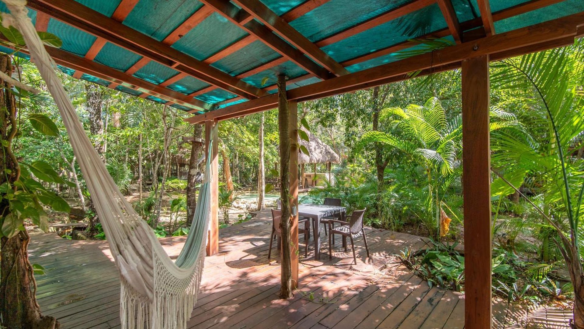 Private Jungle With Full Kitchen & Pool Access