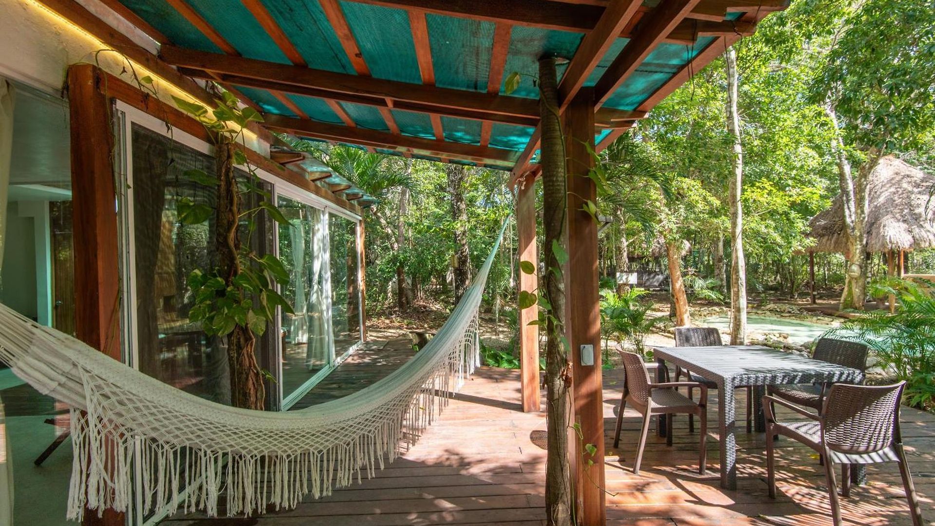 Private Jungle With Full Kitchen & Pool Access *