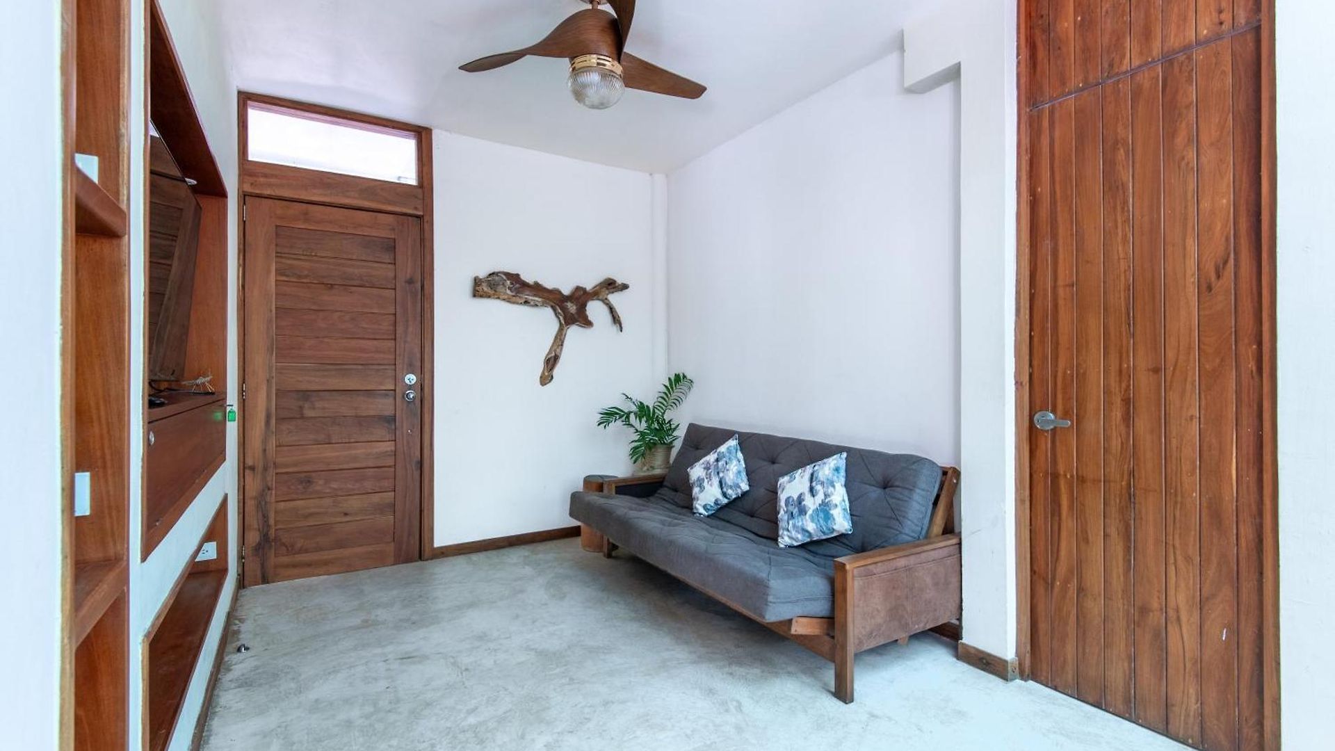 Private Jungle With Full Kitchen & Pool Access