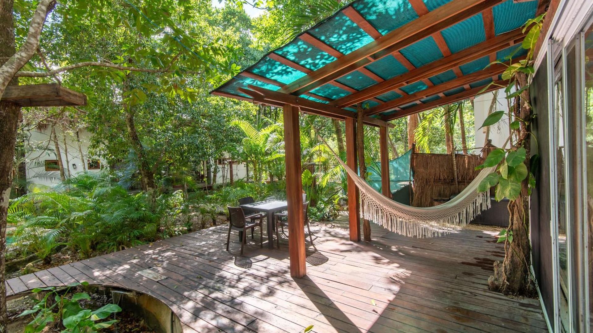 Private Jungle With Full Kitchen & Pool Access *