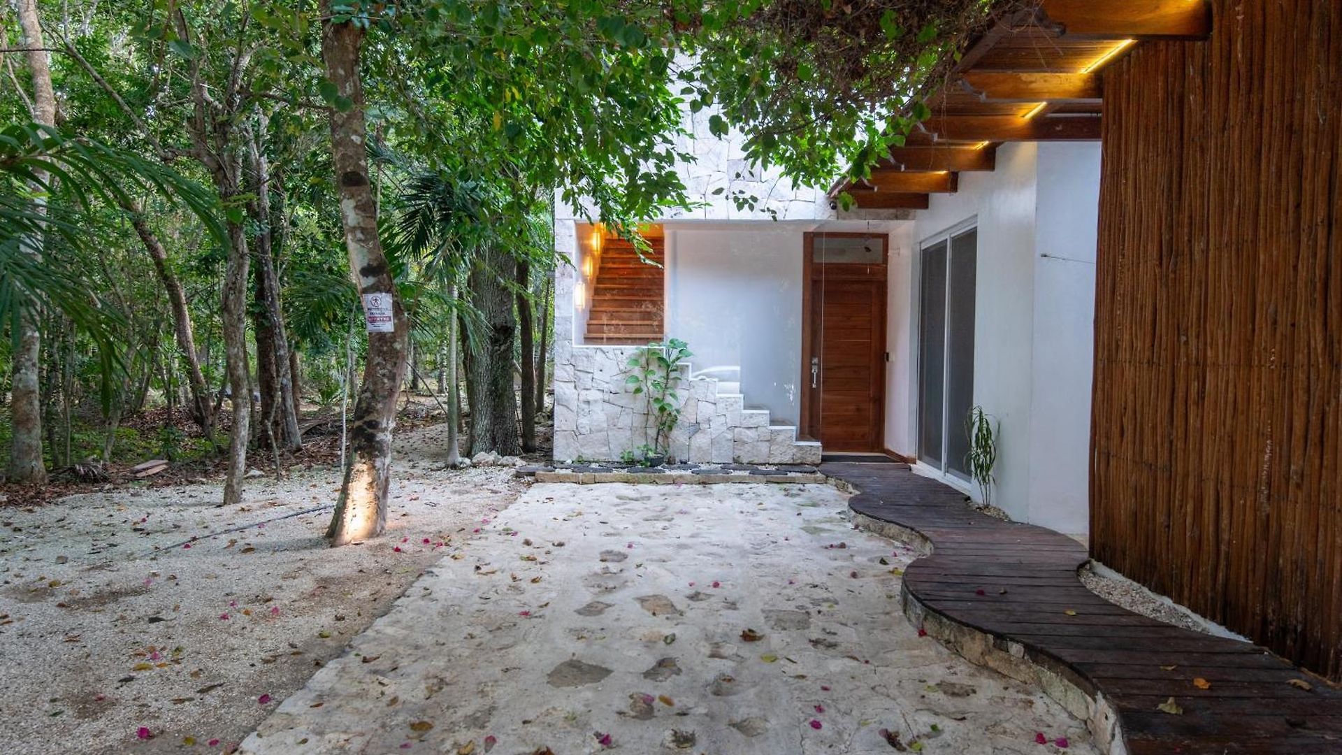 Private Jungle With Full Kitchen & Pool Access