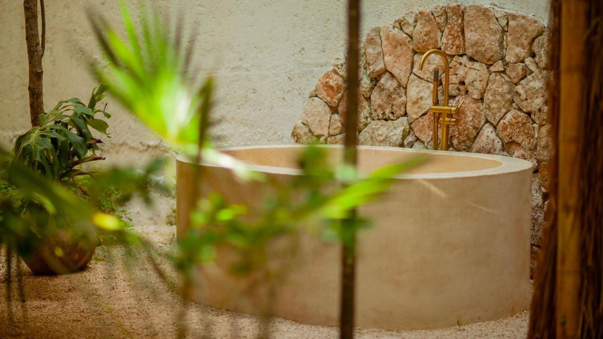 Lodge Romantic Star Bath Suite, Cave Pool & Yoga Center