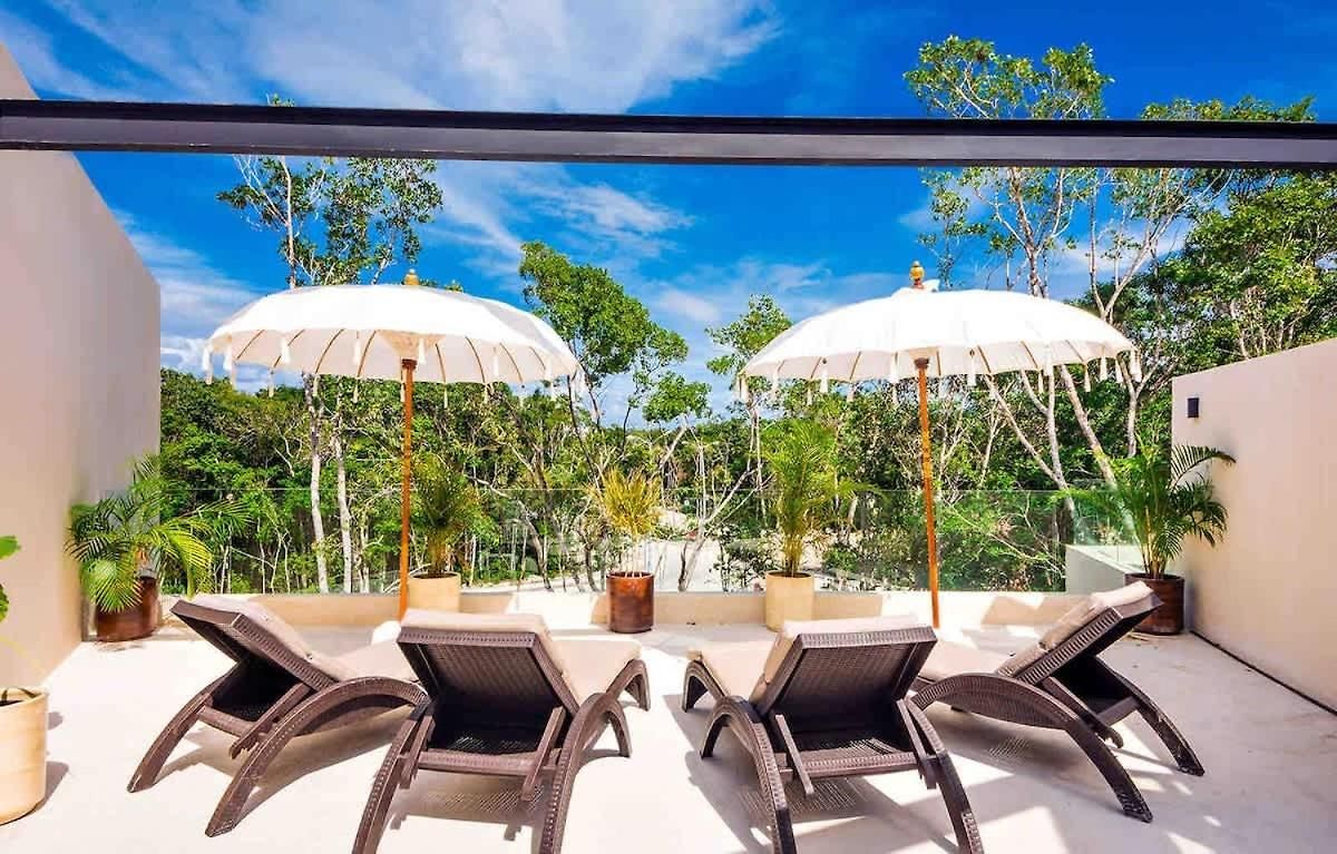 Designer Luxury With Private Pool Oasis