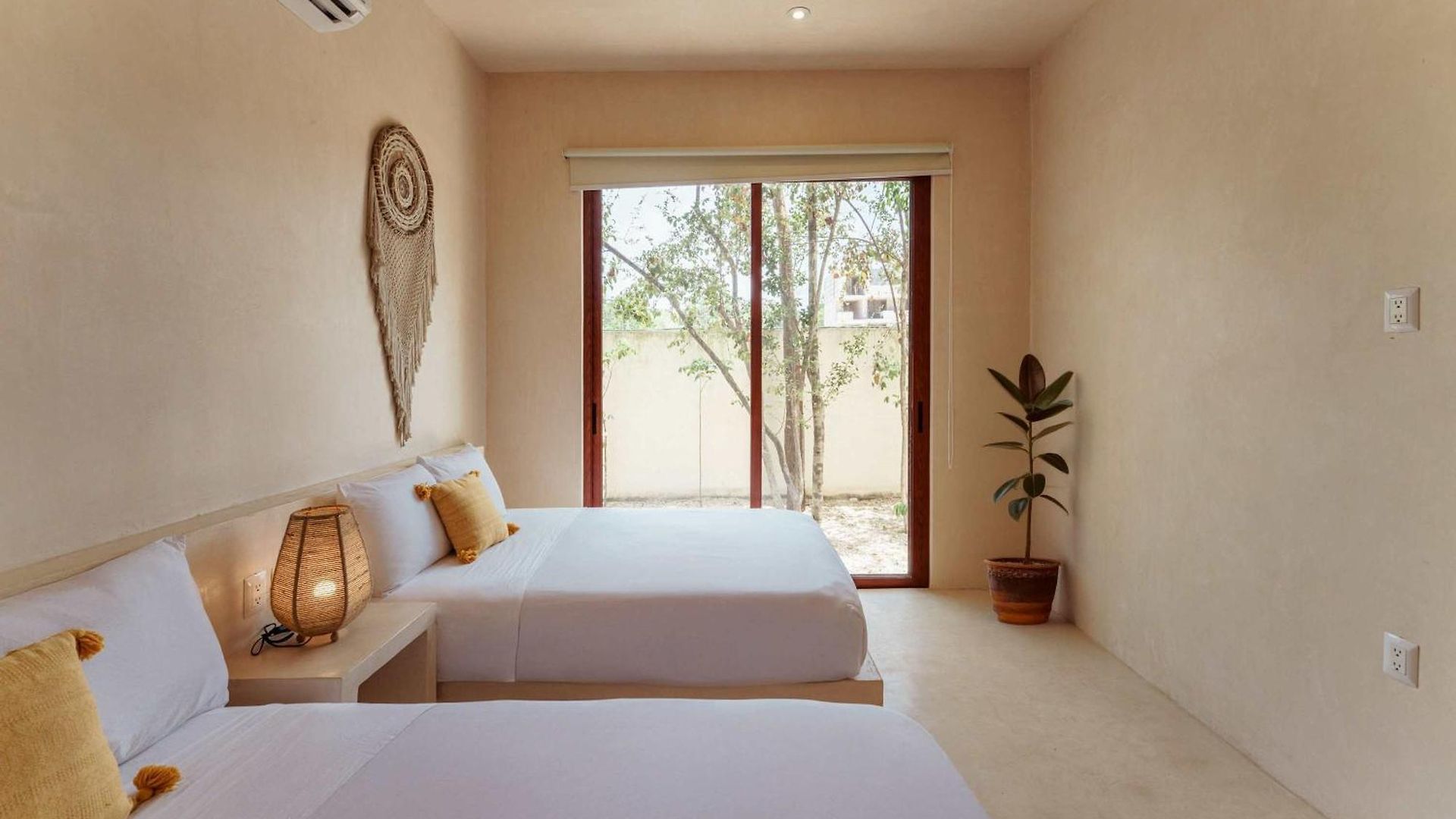 Modern Ground-level 3br Retreat With Private Pool *