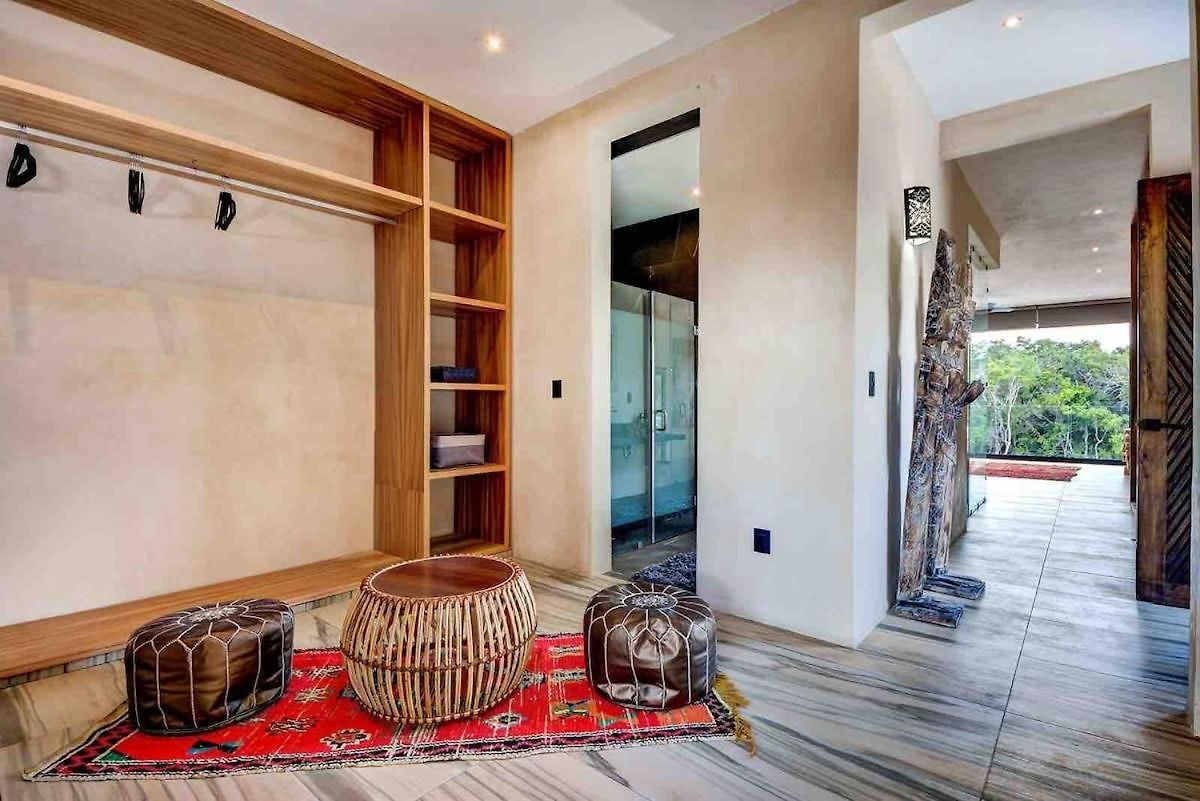 Designer Luxury With Private Pool Oasis