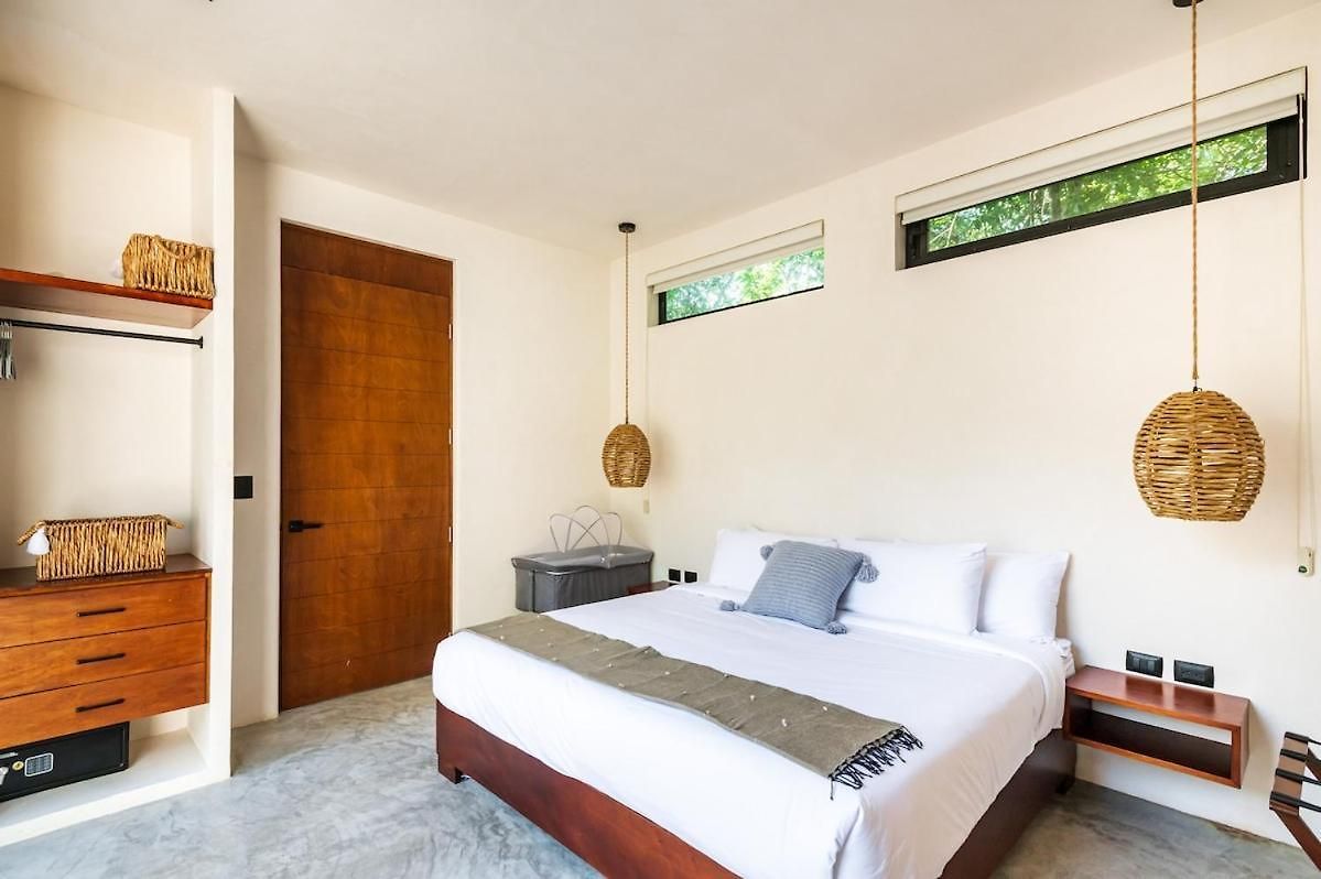 5-bedroom Private House With Pool In *