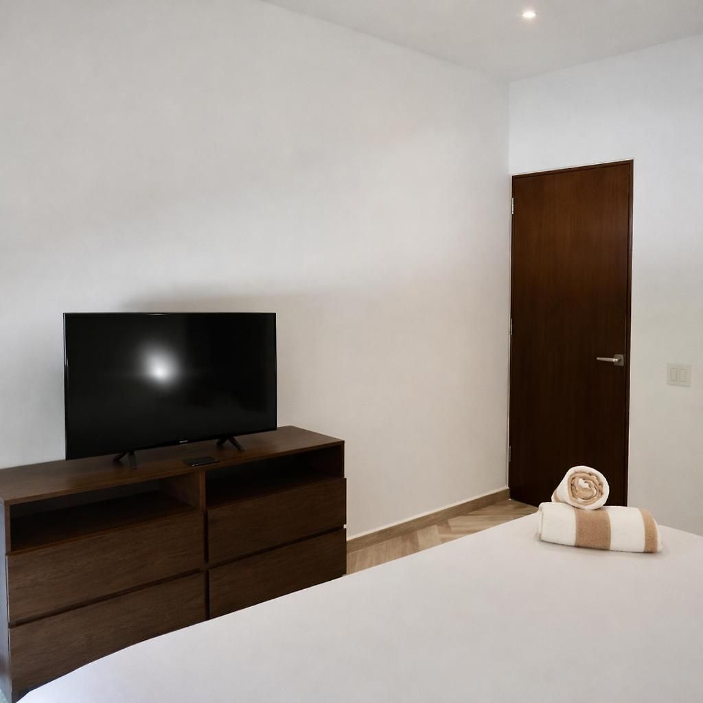 New! La Veleta 2br, Pool, Jacuzzi & Gym *