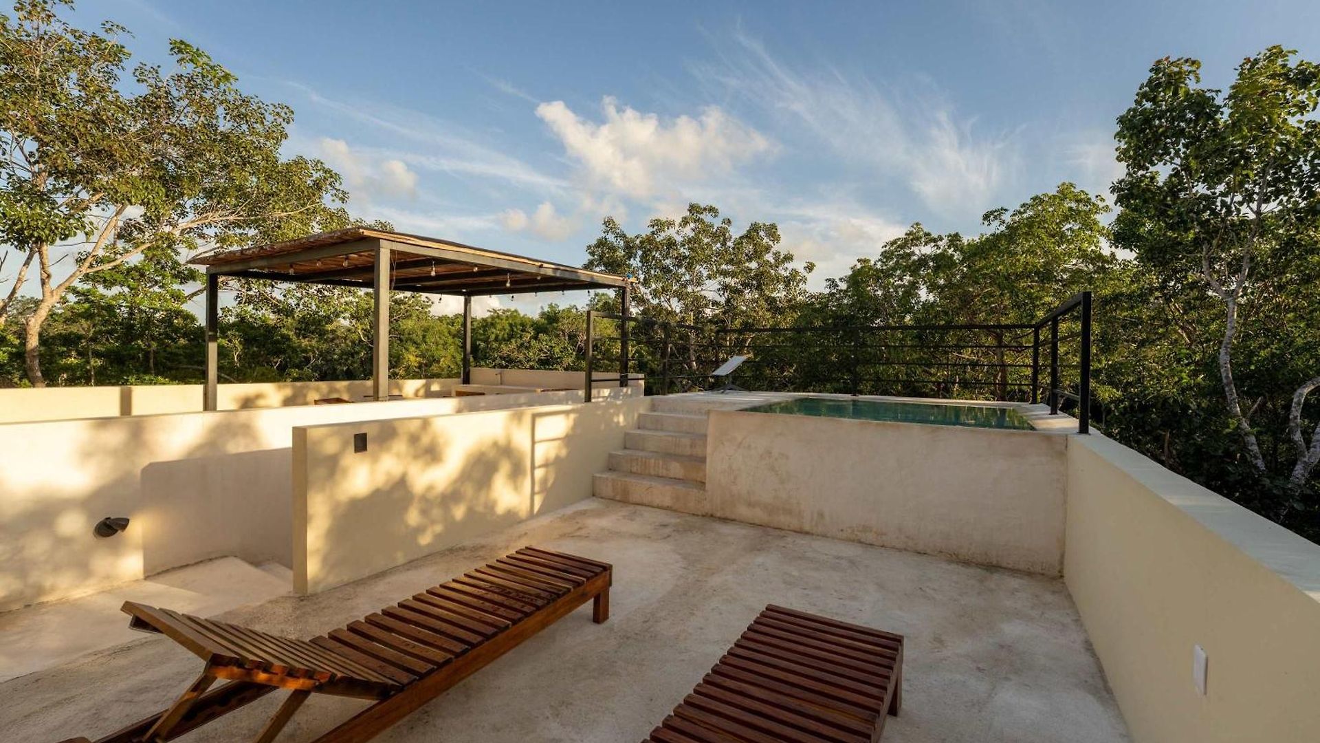 Luxury 2br Retreat With Private Rooftop - Holistika