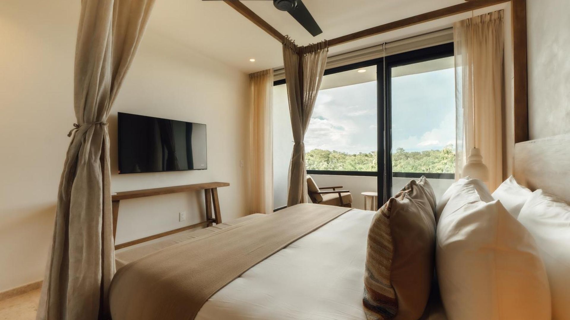 Elegant Duplex With Rooftop Jacuzzi In