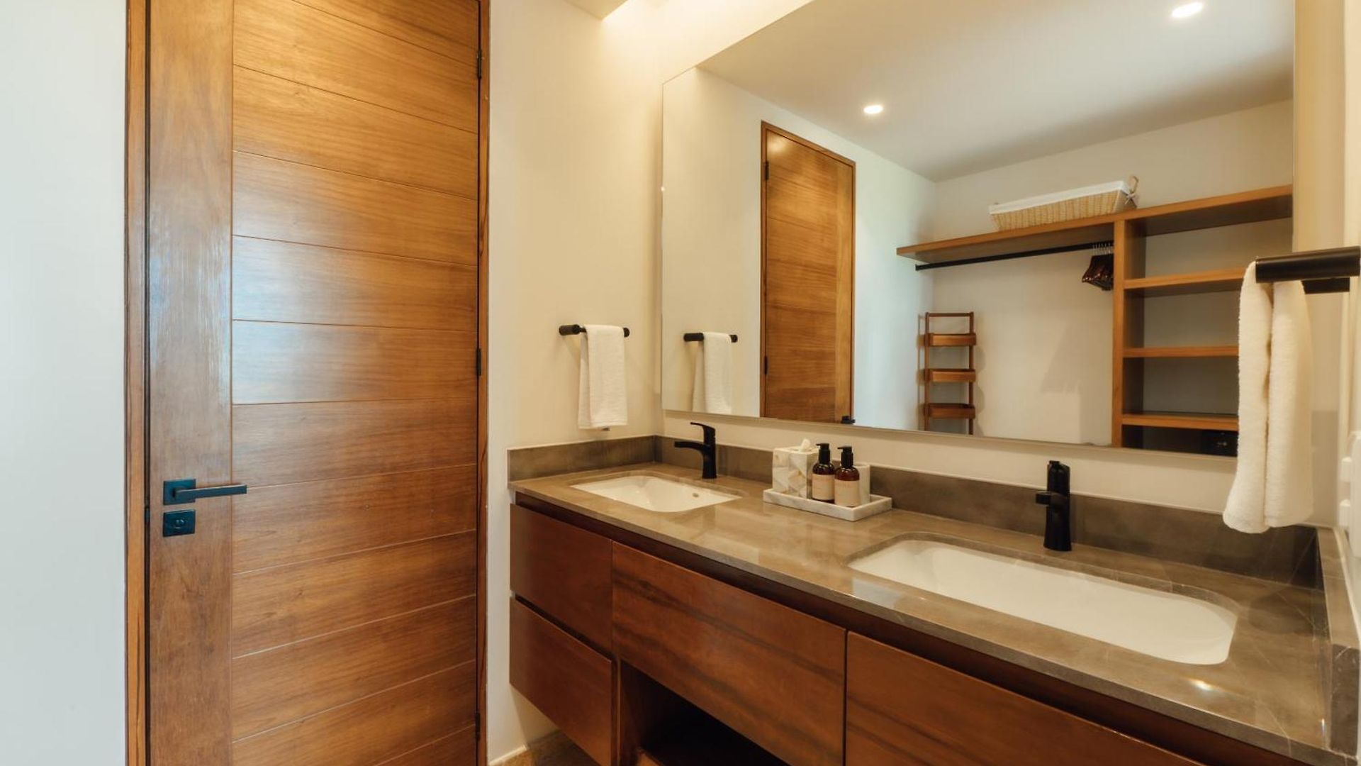 Elegant Duplex With Rooftop Jacuzzi In *