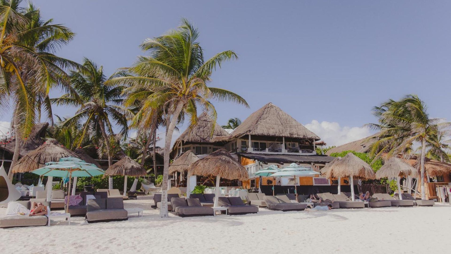 Hotel Estrellas - Located At The Party Zone