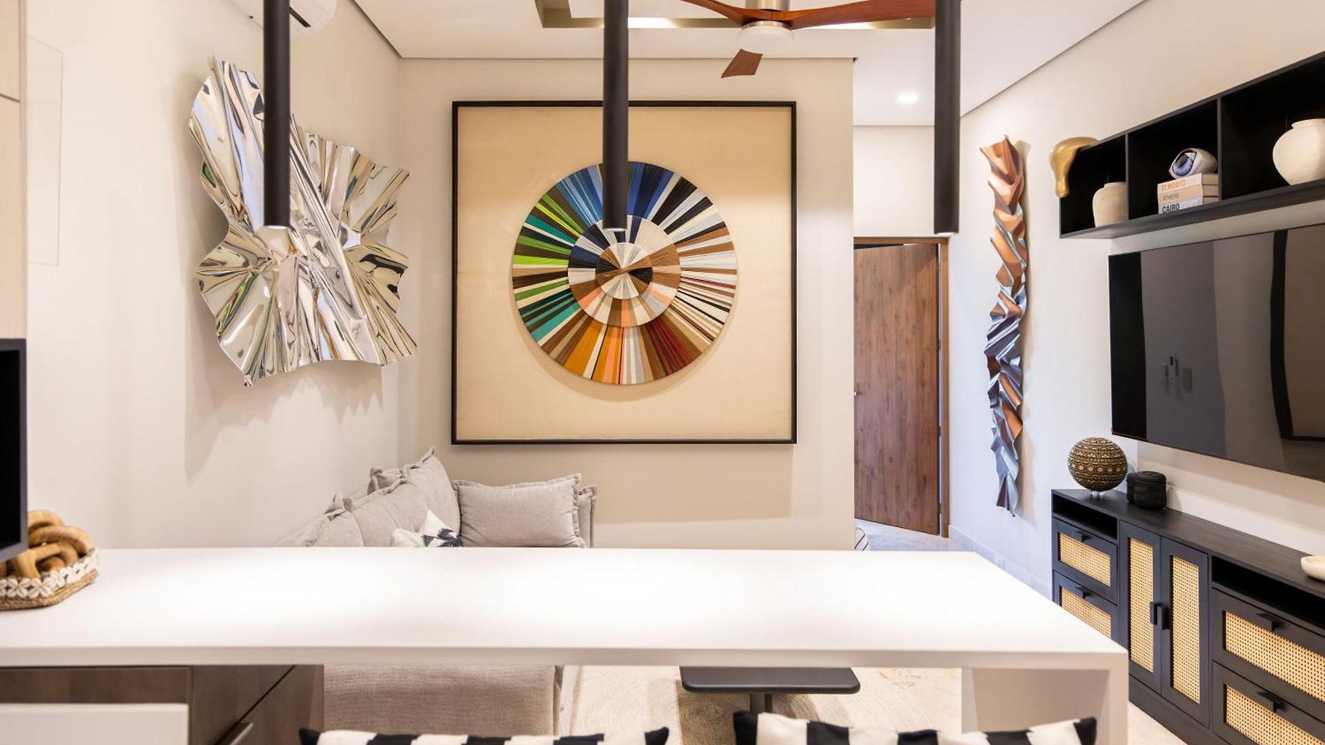 Art House - Filtered Water & 2 Free Clubs Zone *