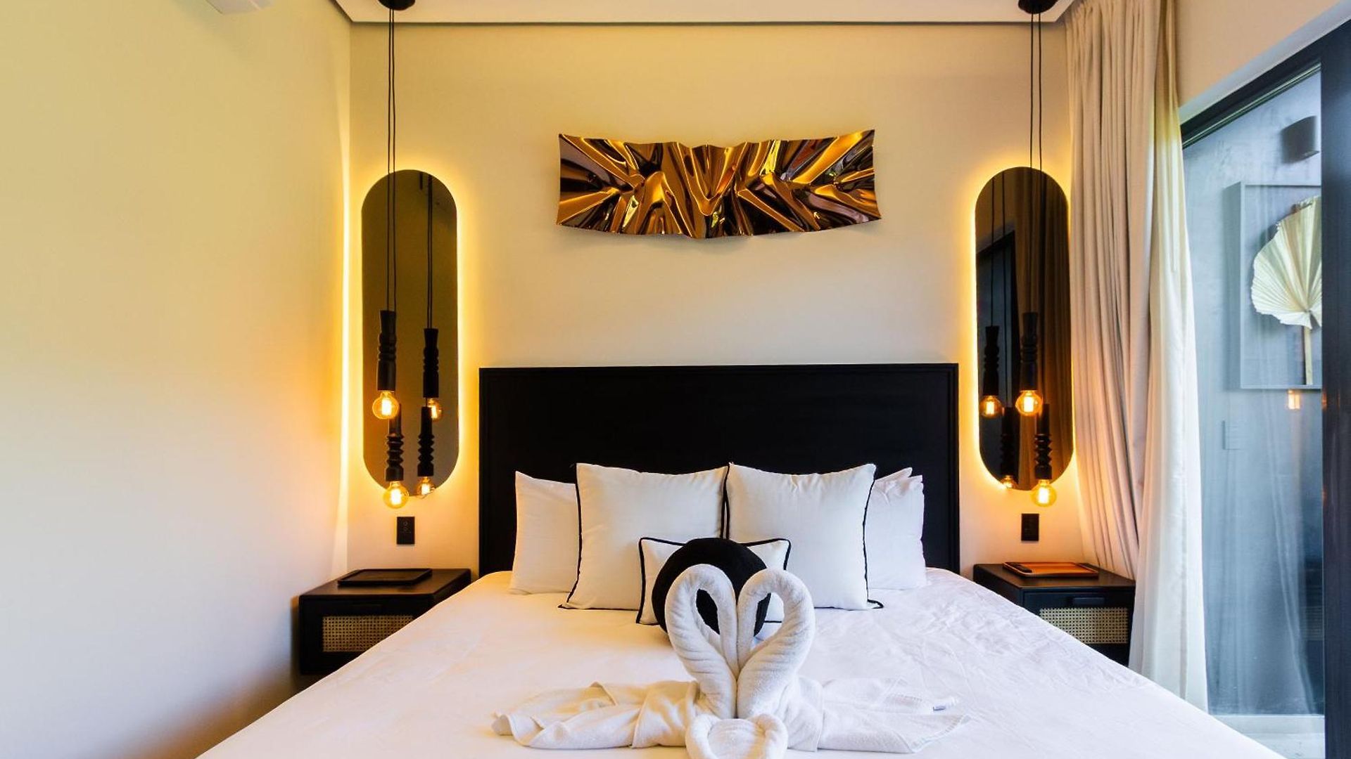 Art House - Filtered Water & 2 Free Clubs Zone Apartment *