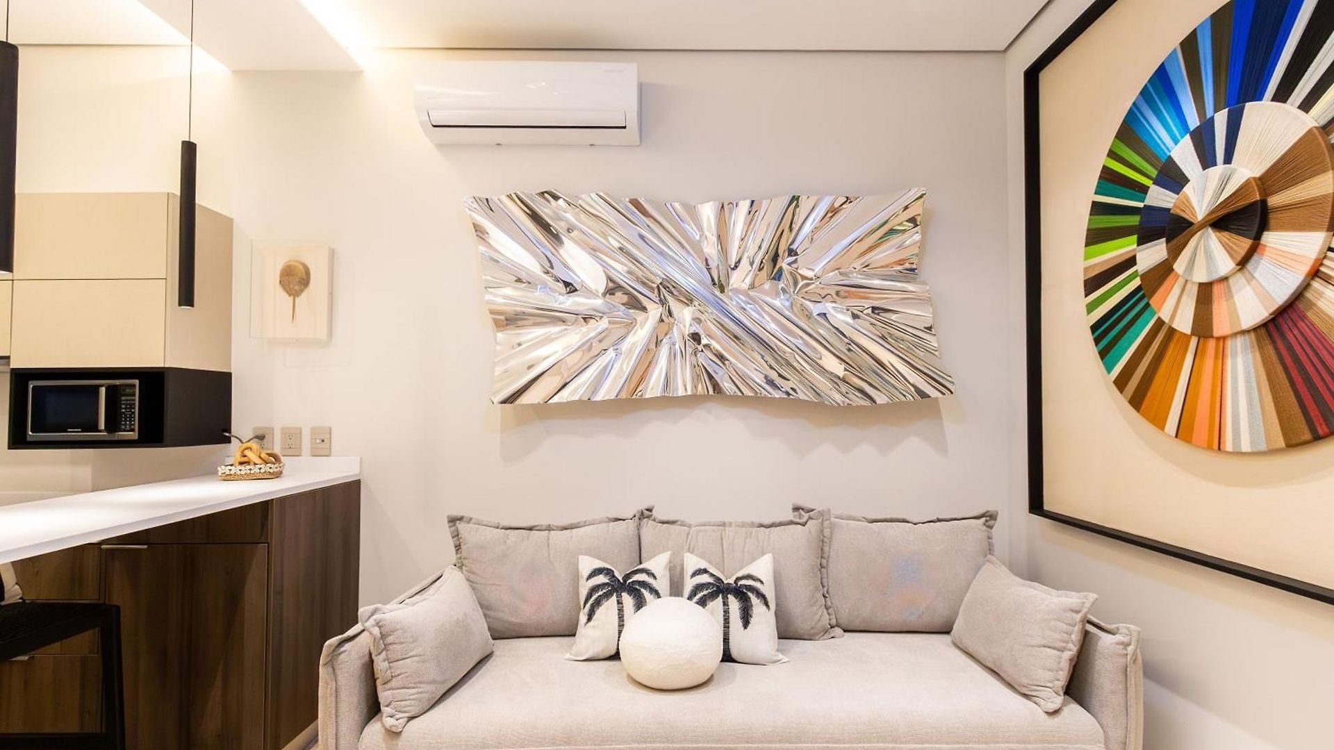 Art House - Filtered Water & 2 Free Clubs Zone