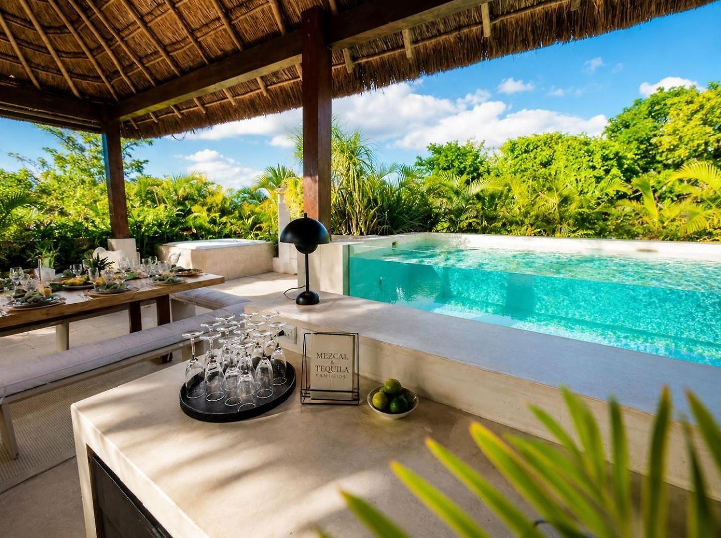 240m2 - 16 Persons - 6 - 2 Swimming Pool - 3 Jacuzzis Villa Tulum