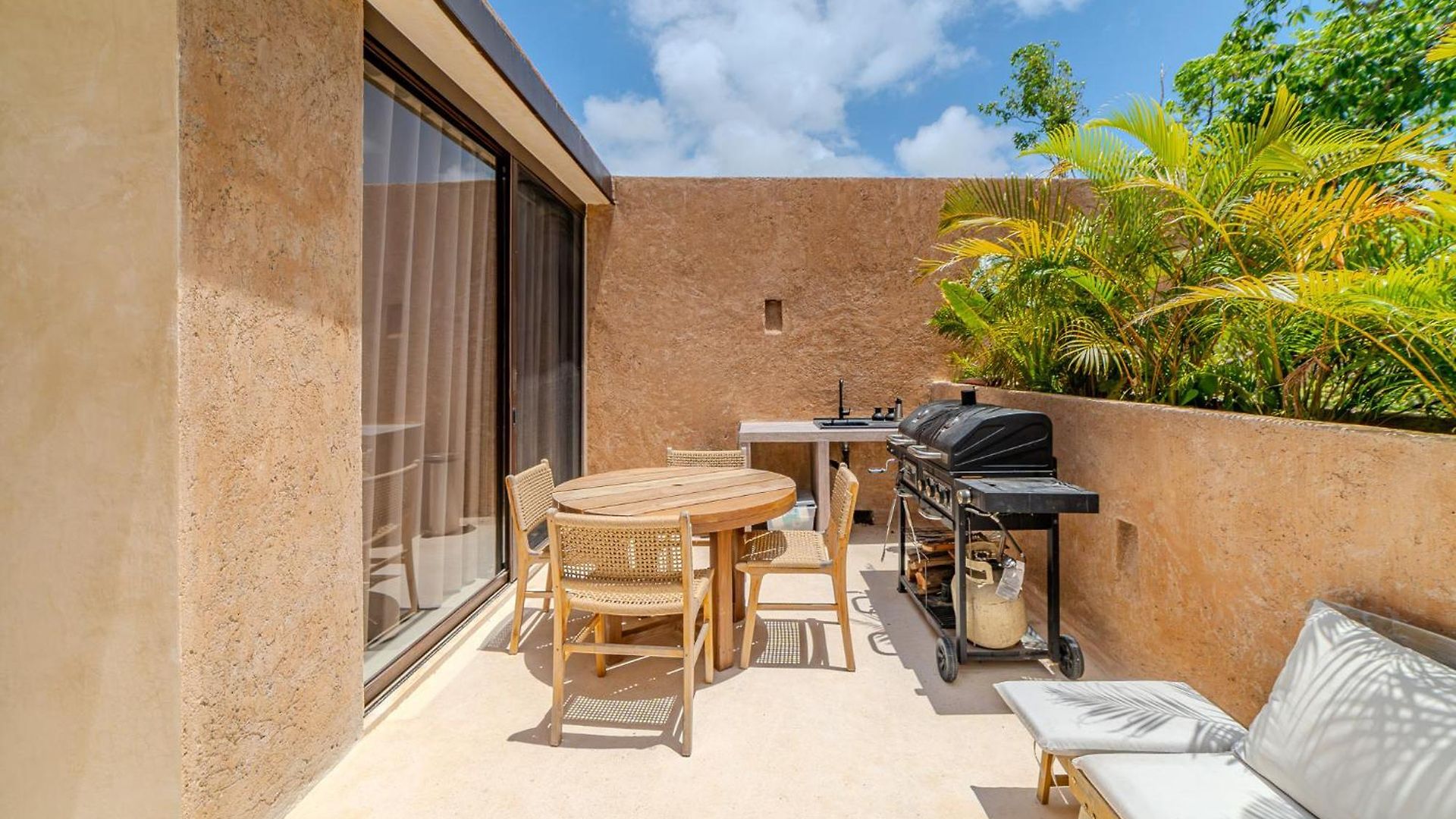Jungle Apt, Private Pool & Security 24 Apartment *