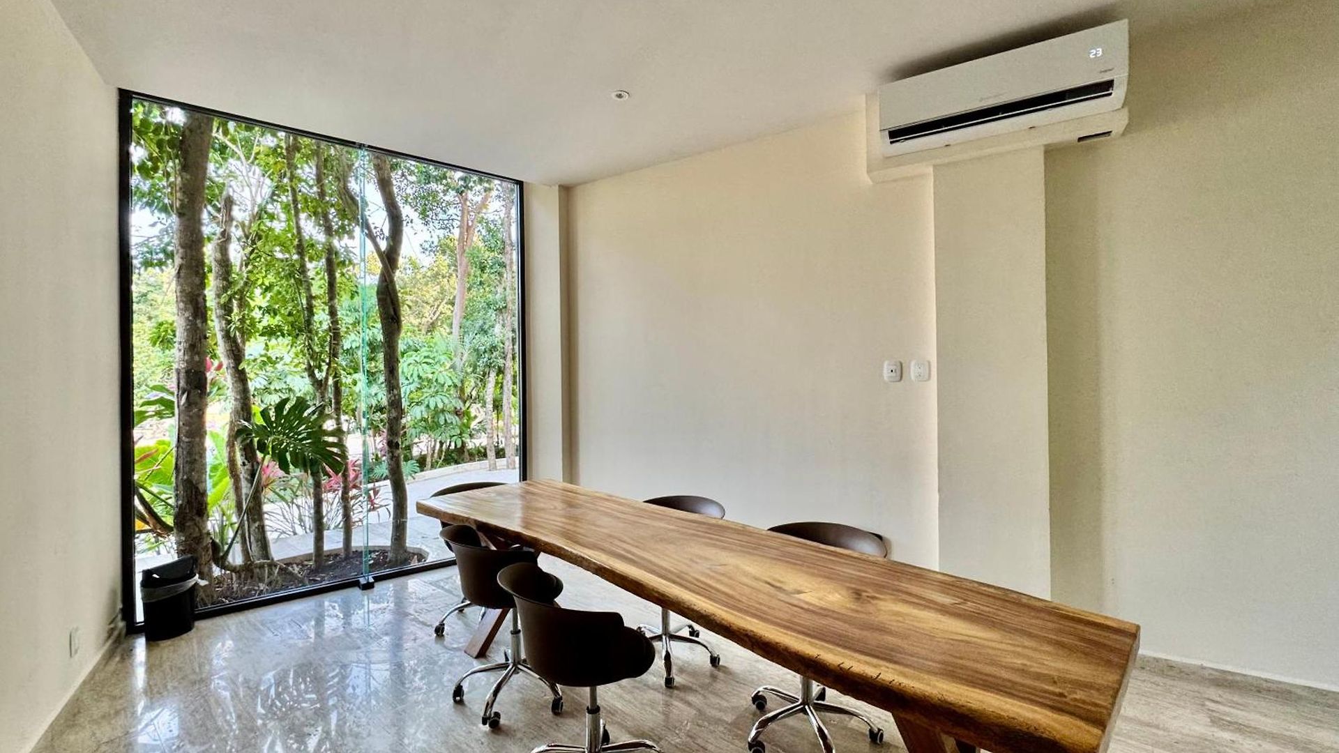 Luxury Loft Minutes From The Sea!