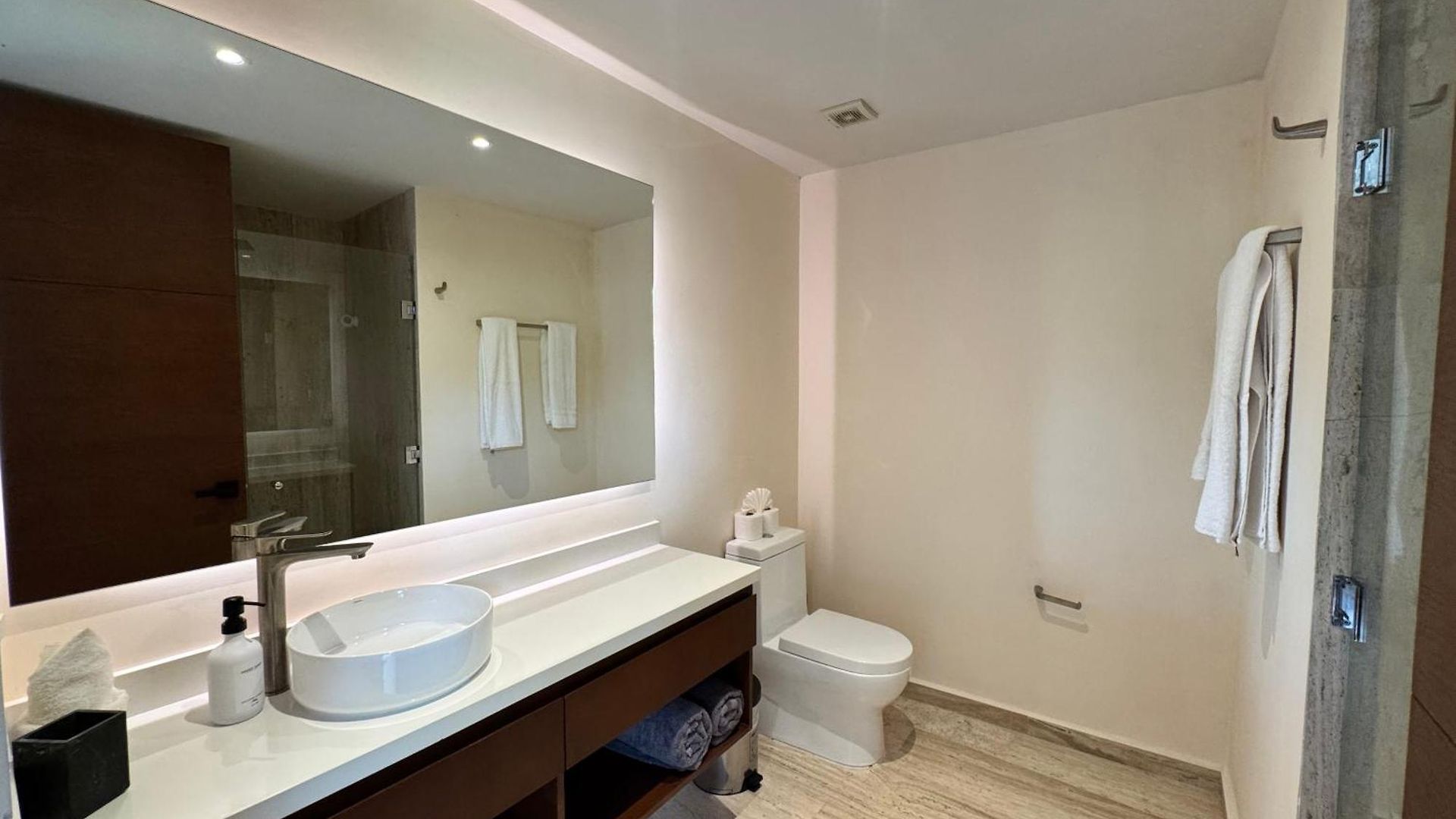 Luxury Loft Minutes From The Sea!