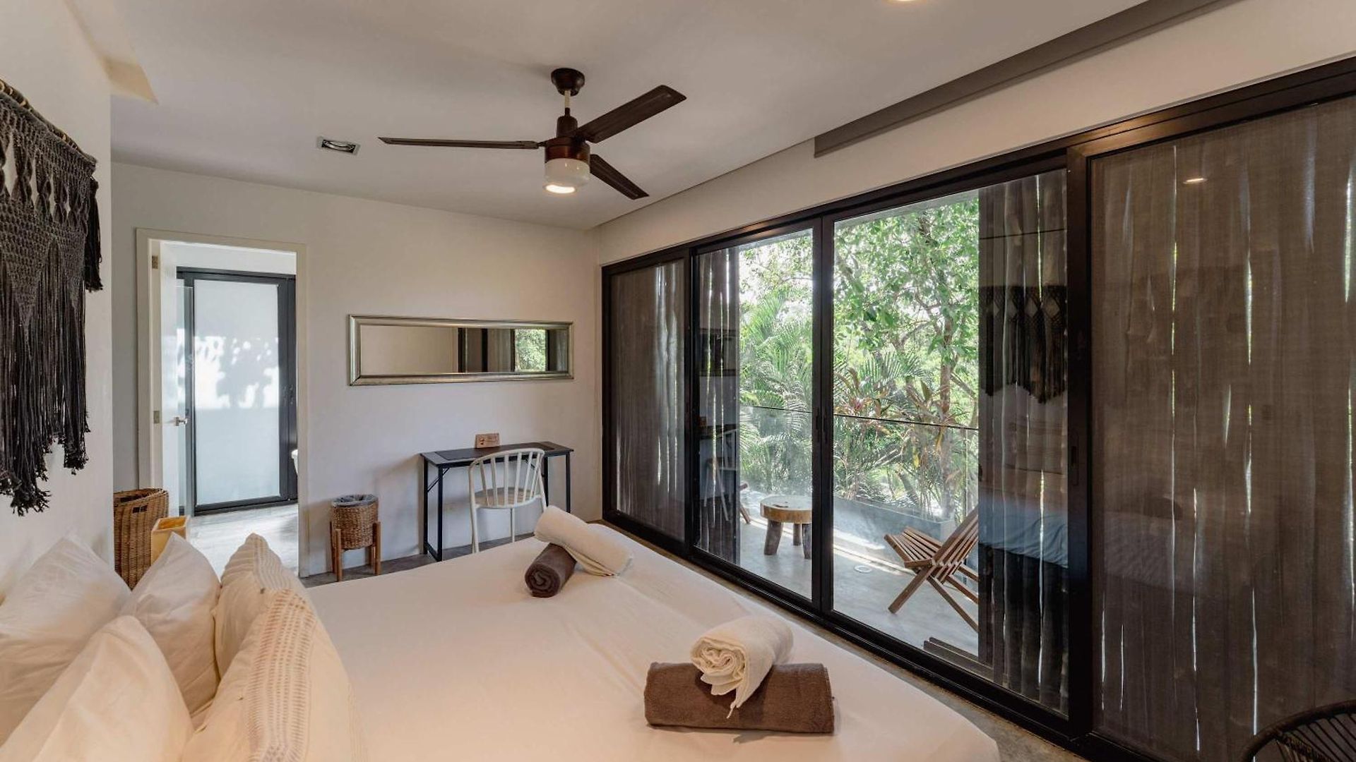 Stylish 3br Retreat In Serene Luxury Setting Apartment