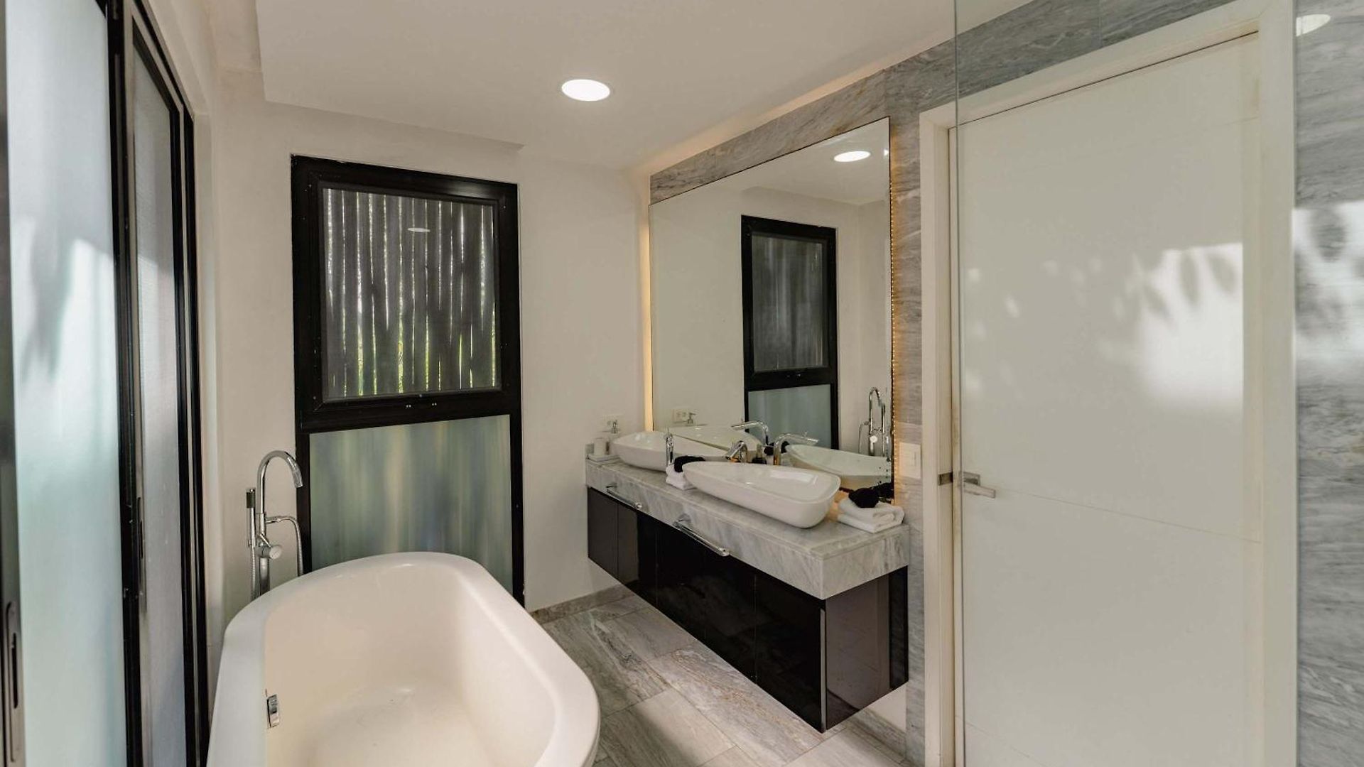 Stylish 3br Retreat In Serene Luxury Setting Apartment