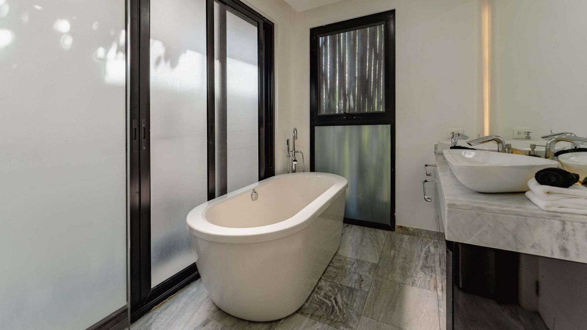 Stylish 3br Retreat In Serene Luxury Setting