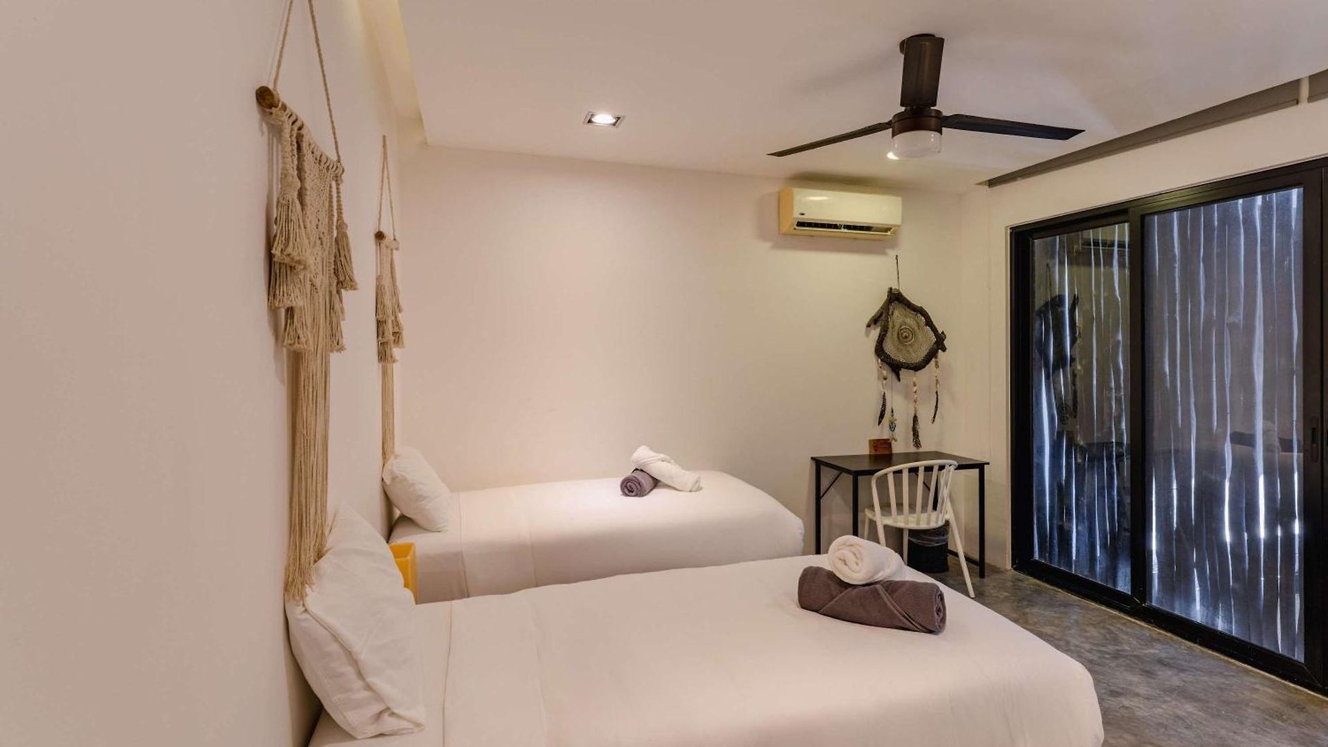 Stylish 3br Retreat In Serene Luxury Setting *