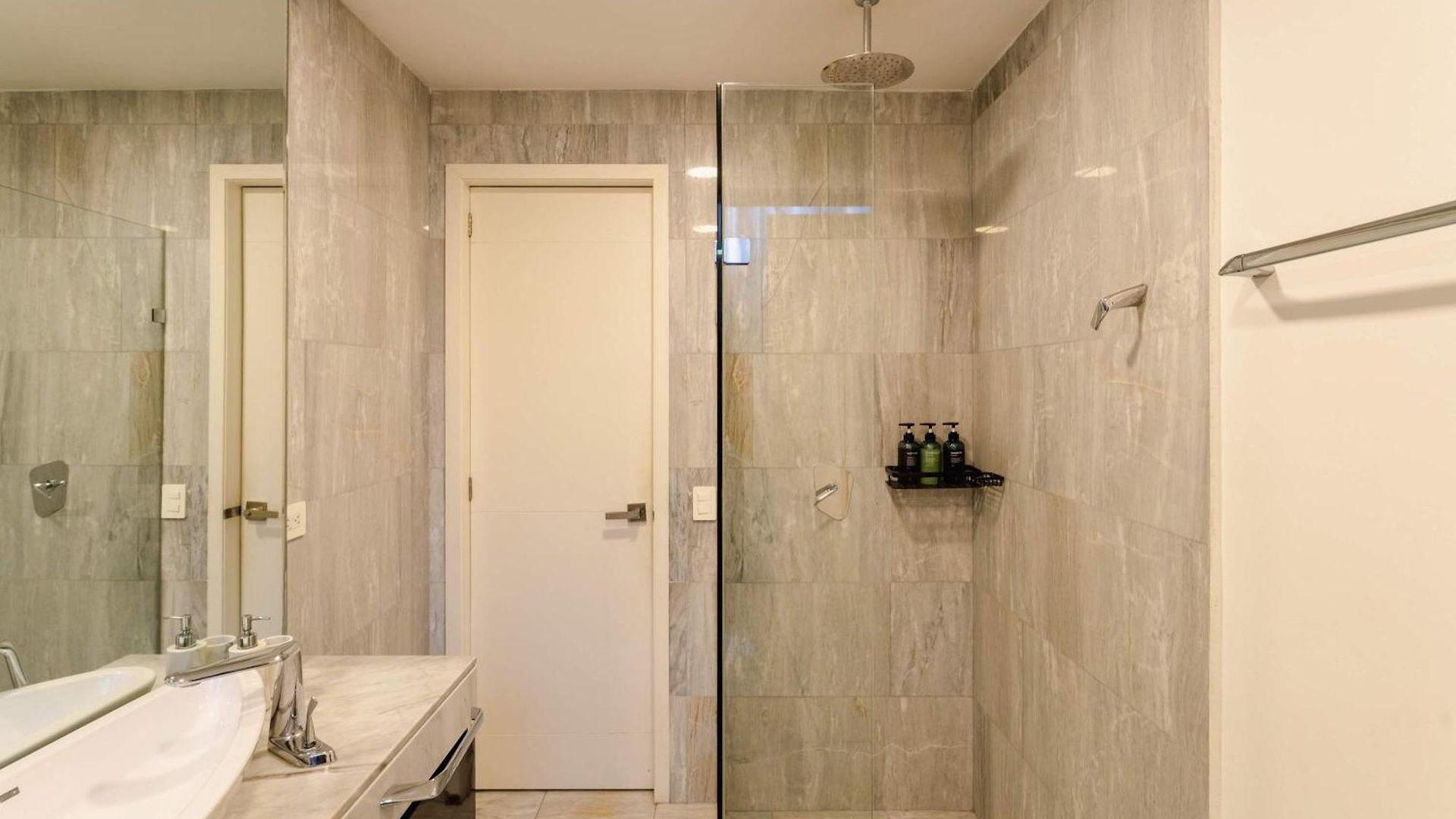 Stylish 3br Retreat In Serene Luxury Setting Apartment *