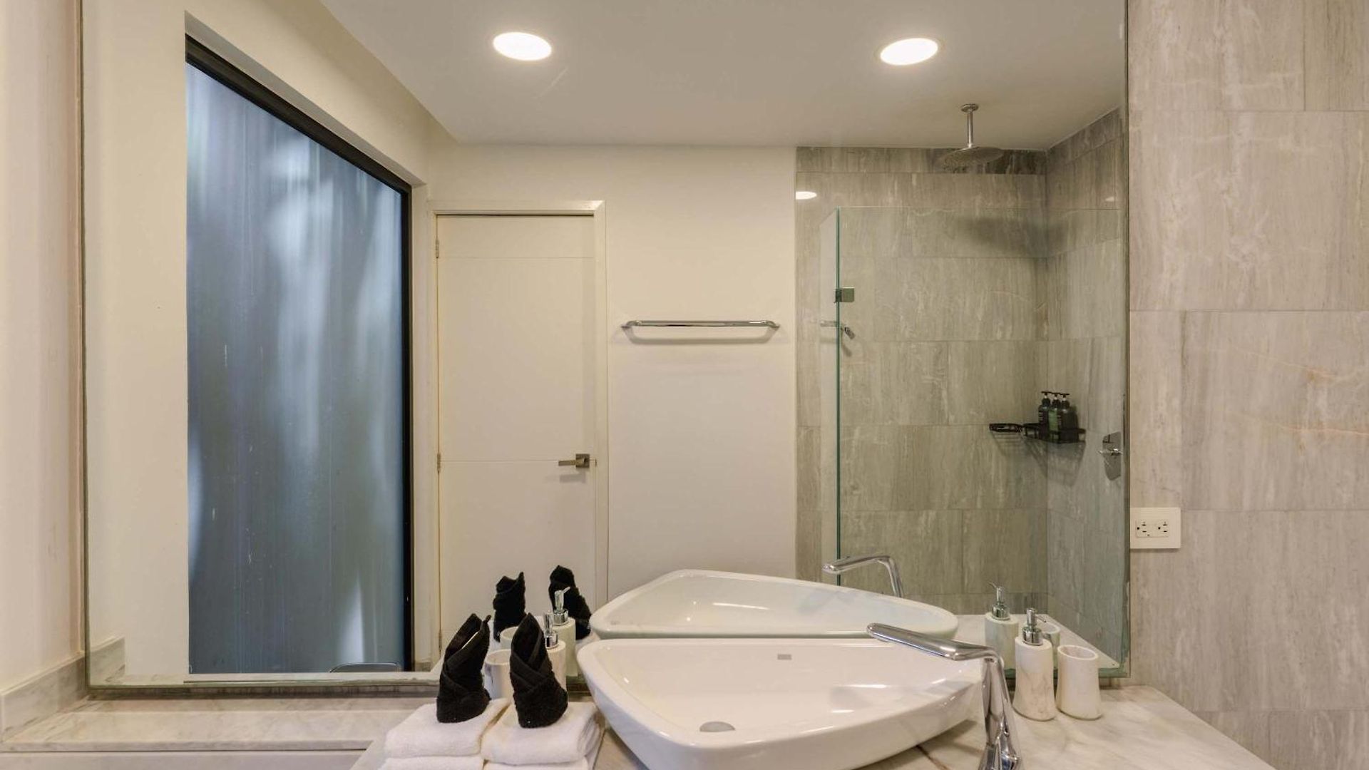 Stylish 3br Retreat In Serene Luxury Setting Apartment *