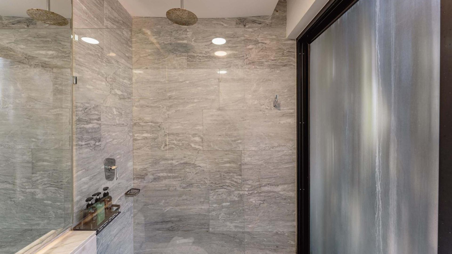 Stylish 3br Retreat In Serene Luxury Setting *