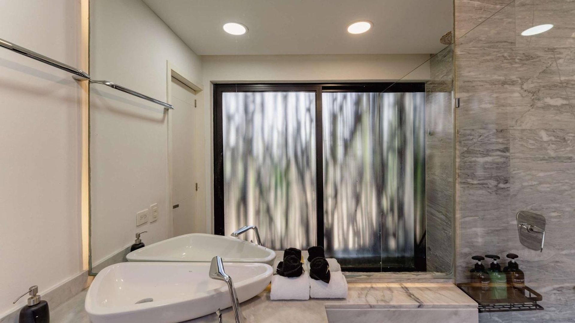 Apartment Stylish 3br Retreat In Serene Luxury Setting