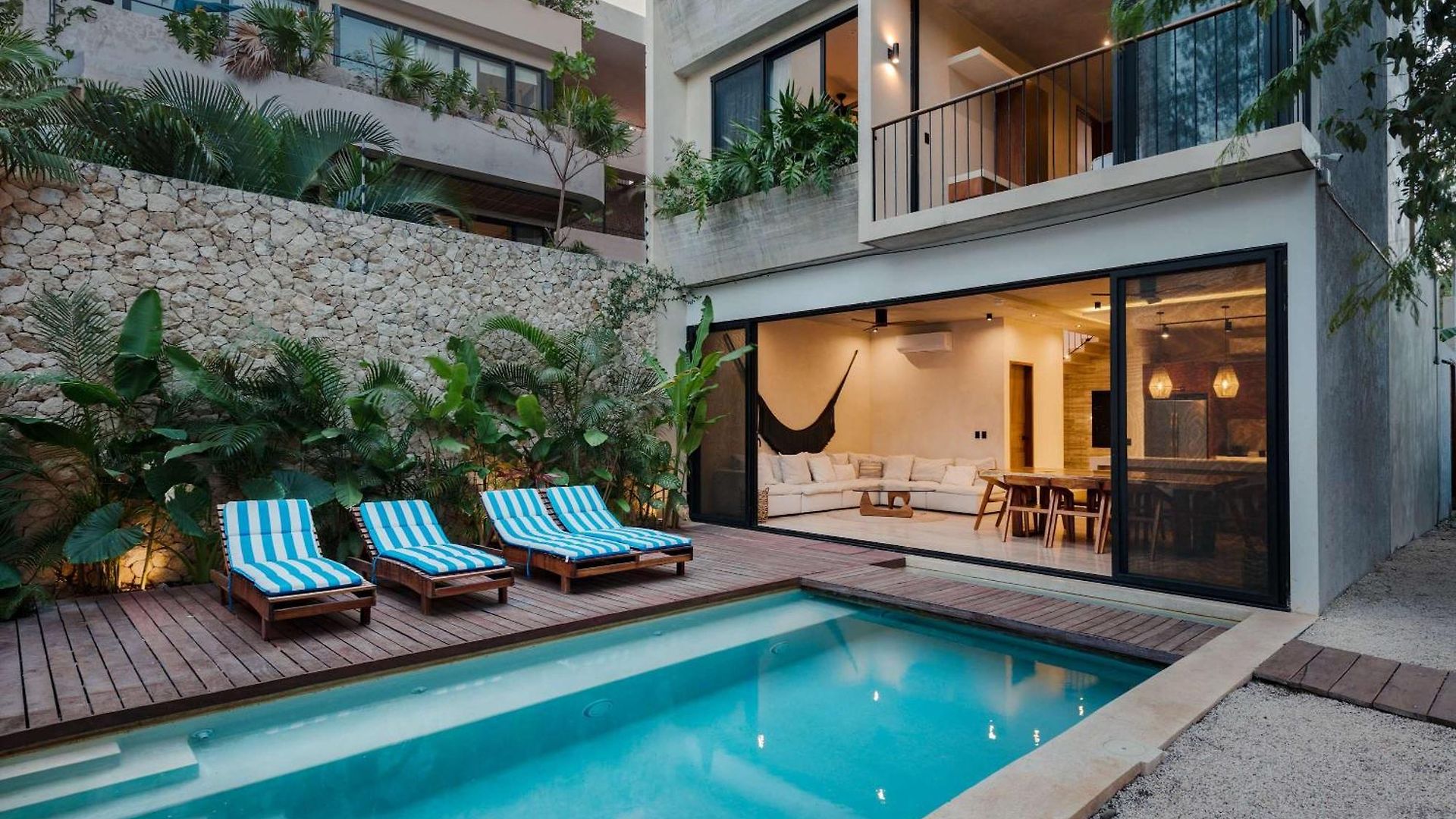 Luxury 5 Bedroom Pool Tiki Bar & Outdoor Gym *