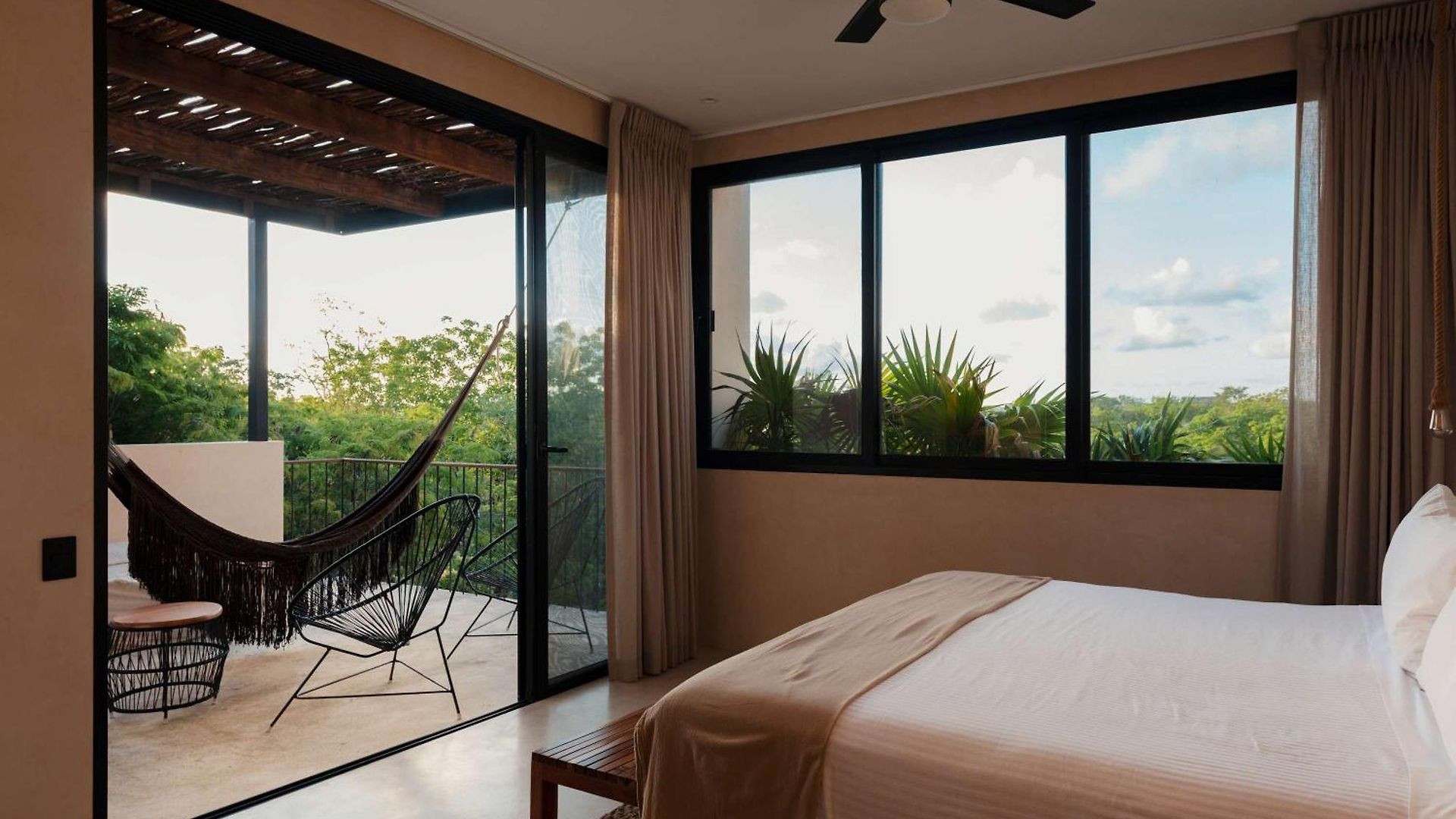 Luxury 5 Bedroom Pool Tiki Bar & Outdoor Gym Villa *