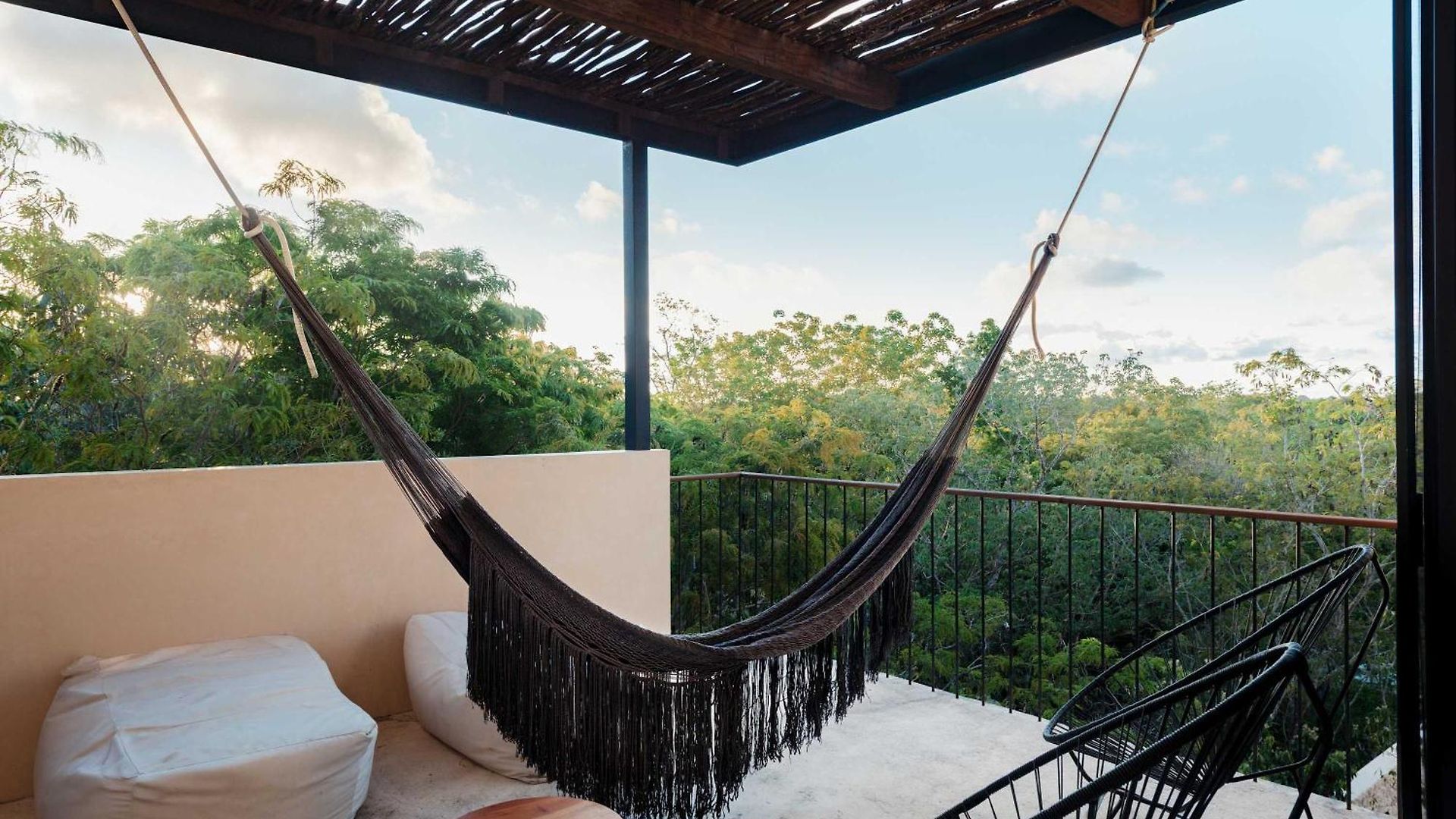 Luxury 5 Bedroom Pool Tiki Bar & Outdoor Gym