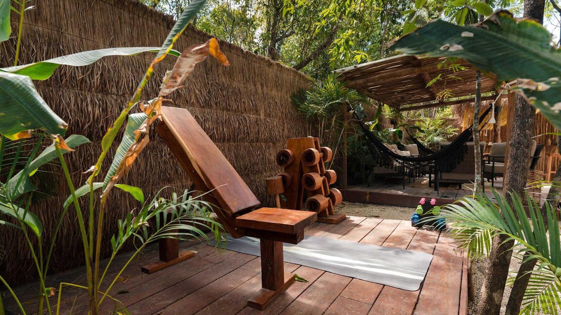 Luxury 5 Bedroom Pool Tiki Bar & Outdoor Gym Villa
