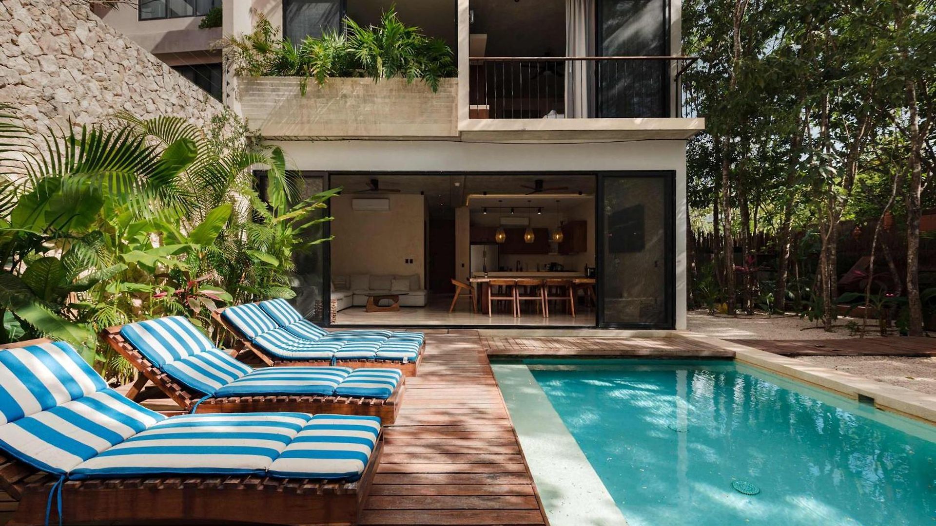 Luxury 5 Bedroom Pool Tiki Bar & Outdoor Gym *