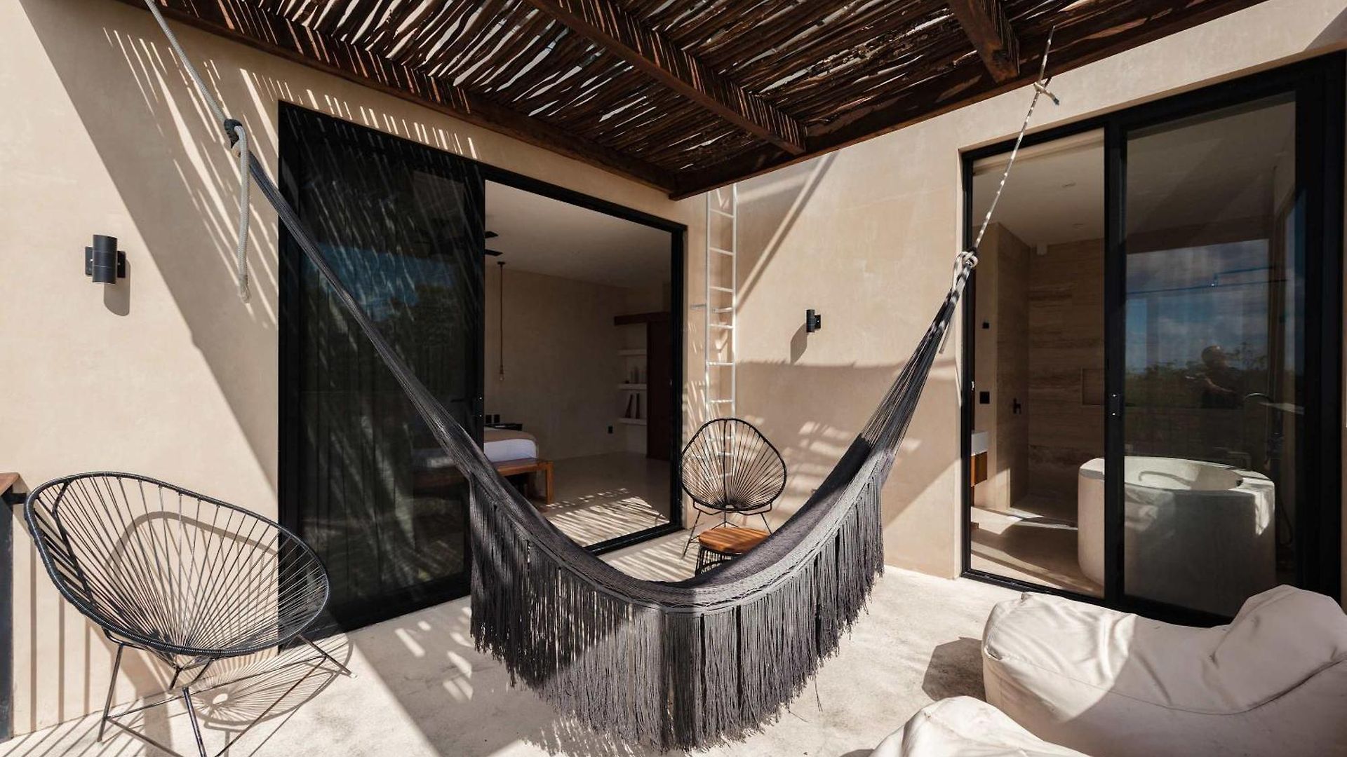 Luxury 5 Bedroom Pool Tiki Bar & Outdoor Gym