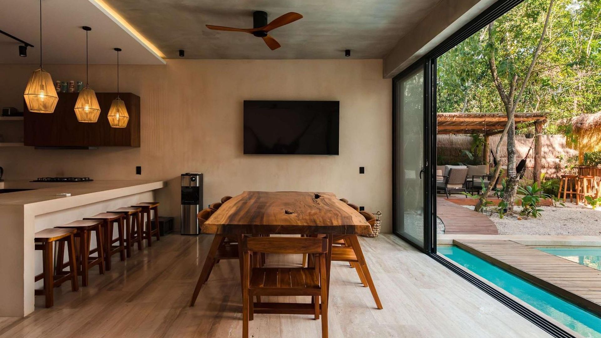 Luxury 5 Bedroom Pool Tiki Bar & Outdoor Gym Villa *