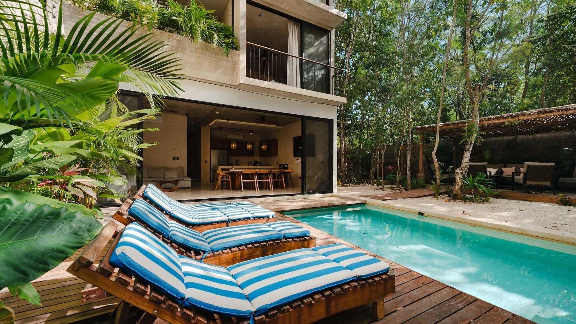 Luxury 5 Bedroom Pool Tiki Bar & Outdoor Gym *