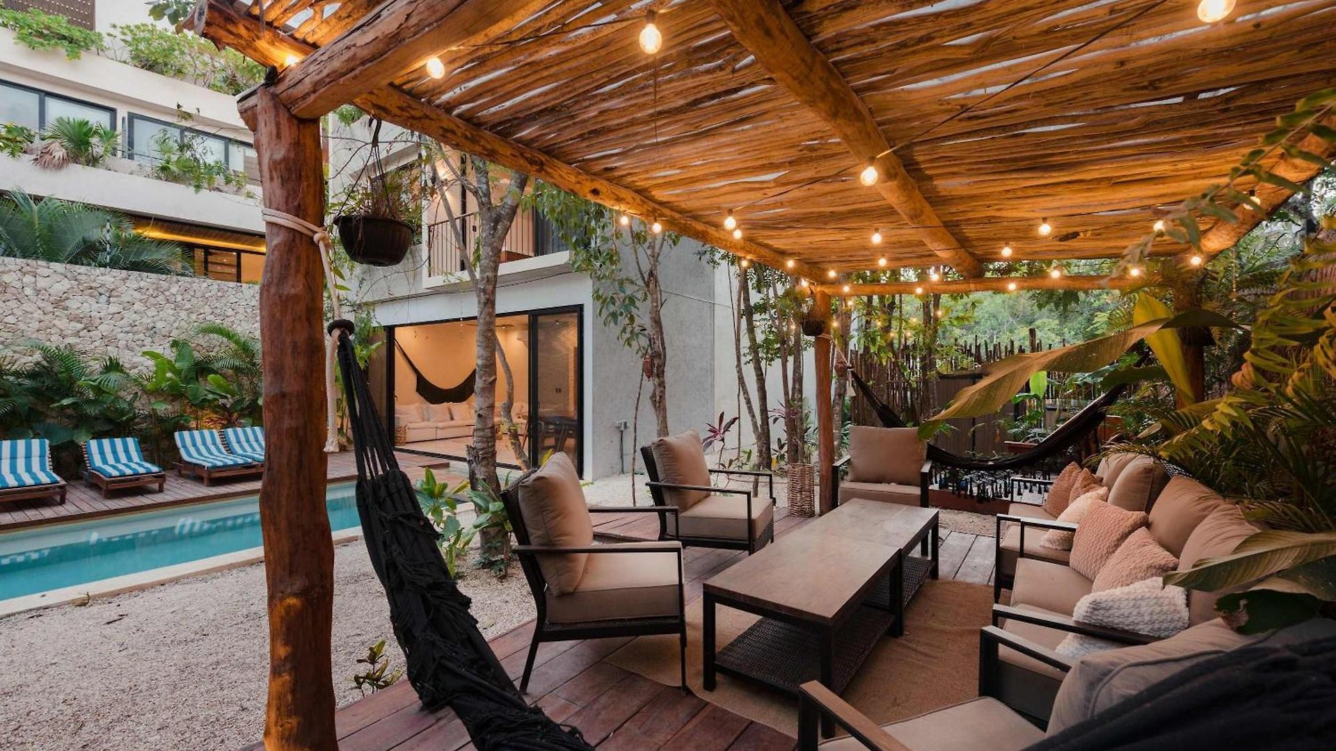 Luxury 5 Bedroom Pool Tiki Bar & Outdoor Gym Villa *
