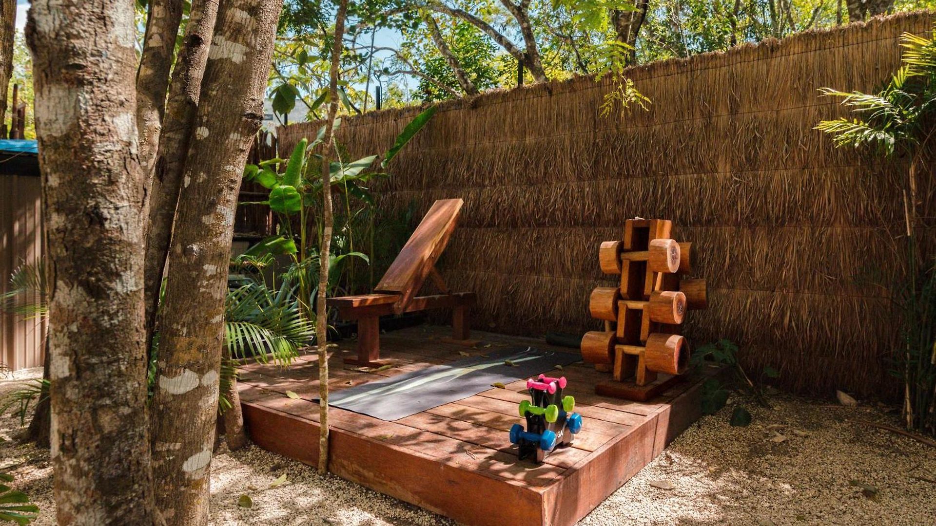 Villa Luxury 5 Bedroom Pool Tiki Bar & Outdoor Gym