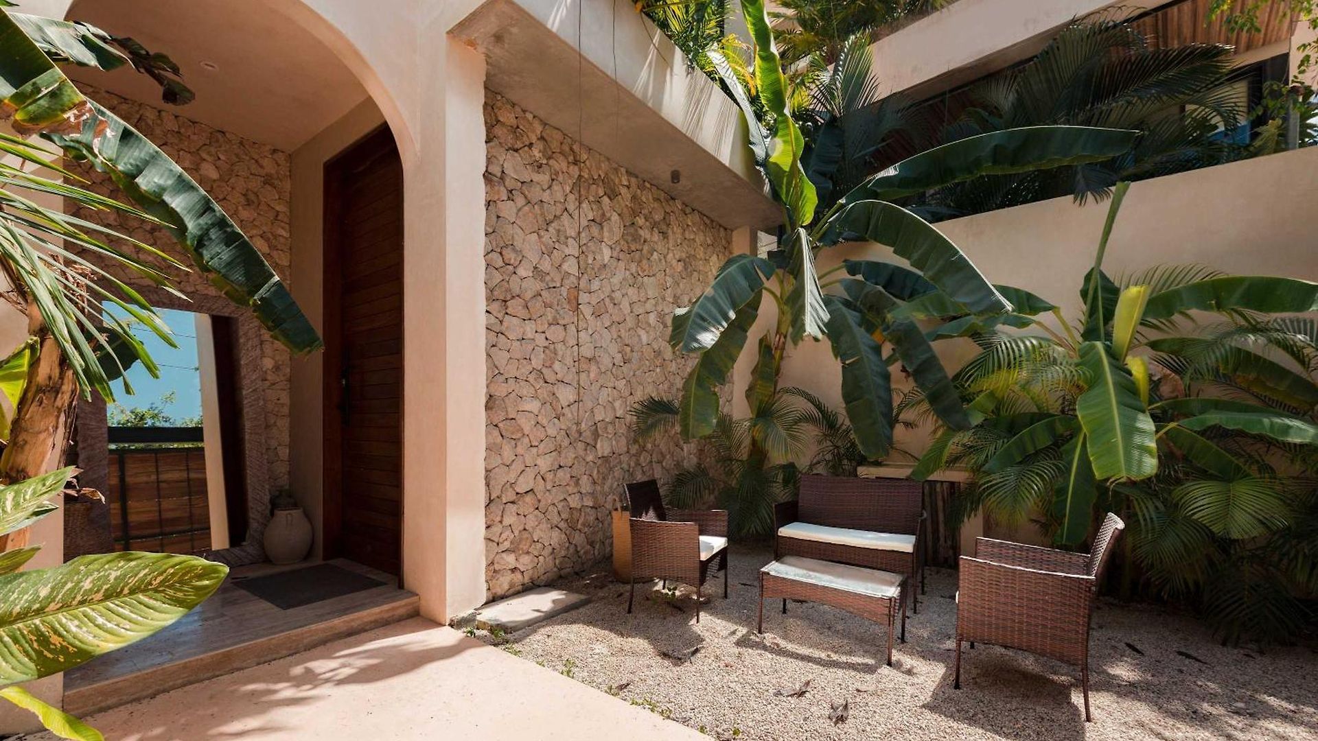 Luxury 5 Bedroom Pool Tiki Bar & Outdoor Gym Villa *