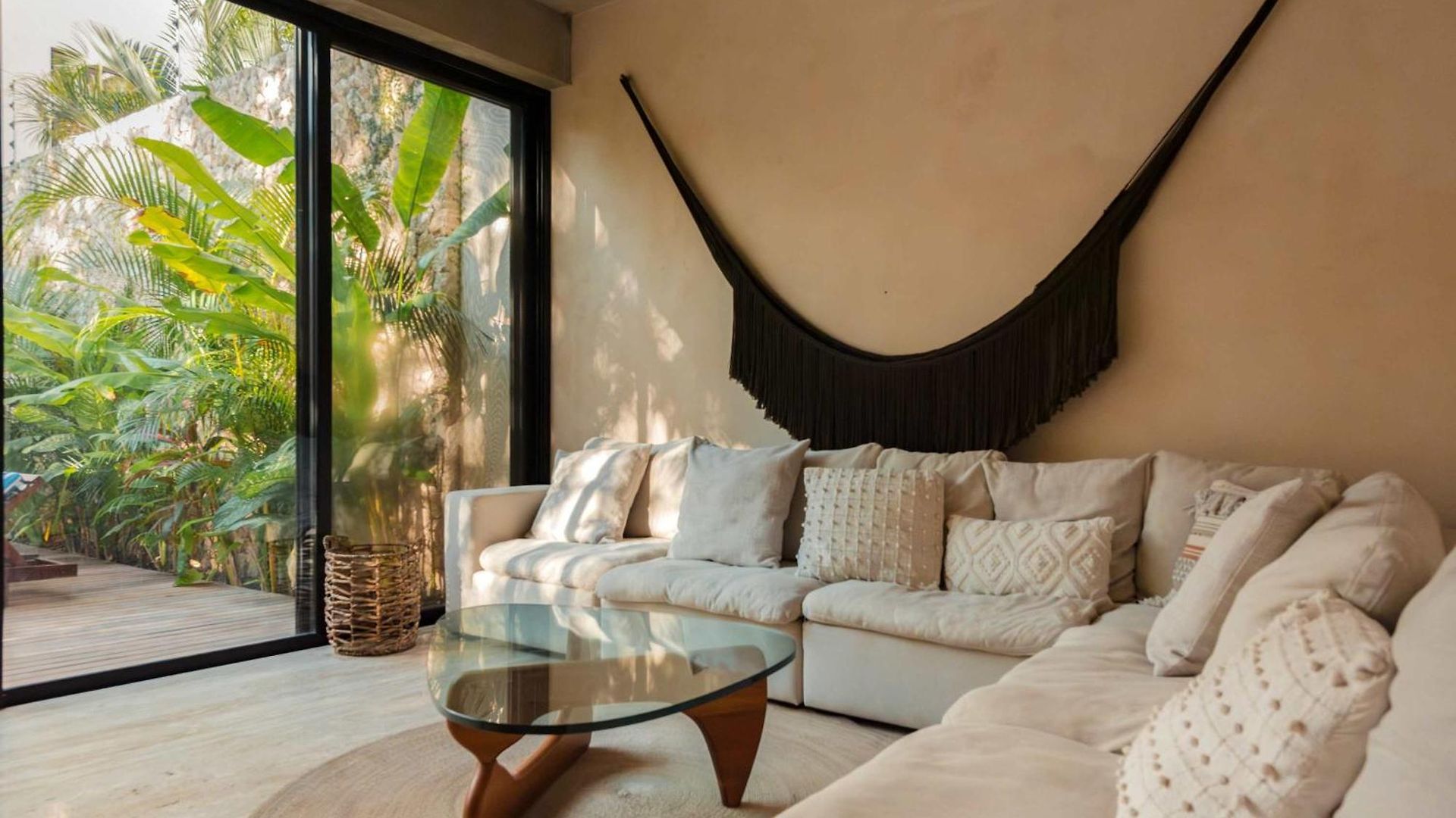 Luxury 5 Bedroom Pool Tiki Bar & Outdoor Gym Villa *