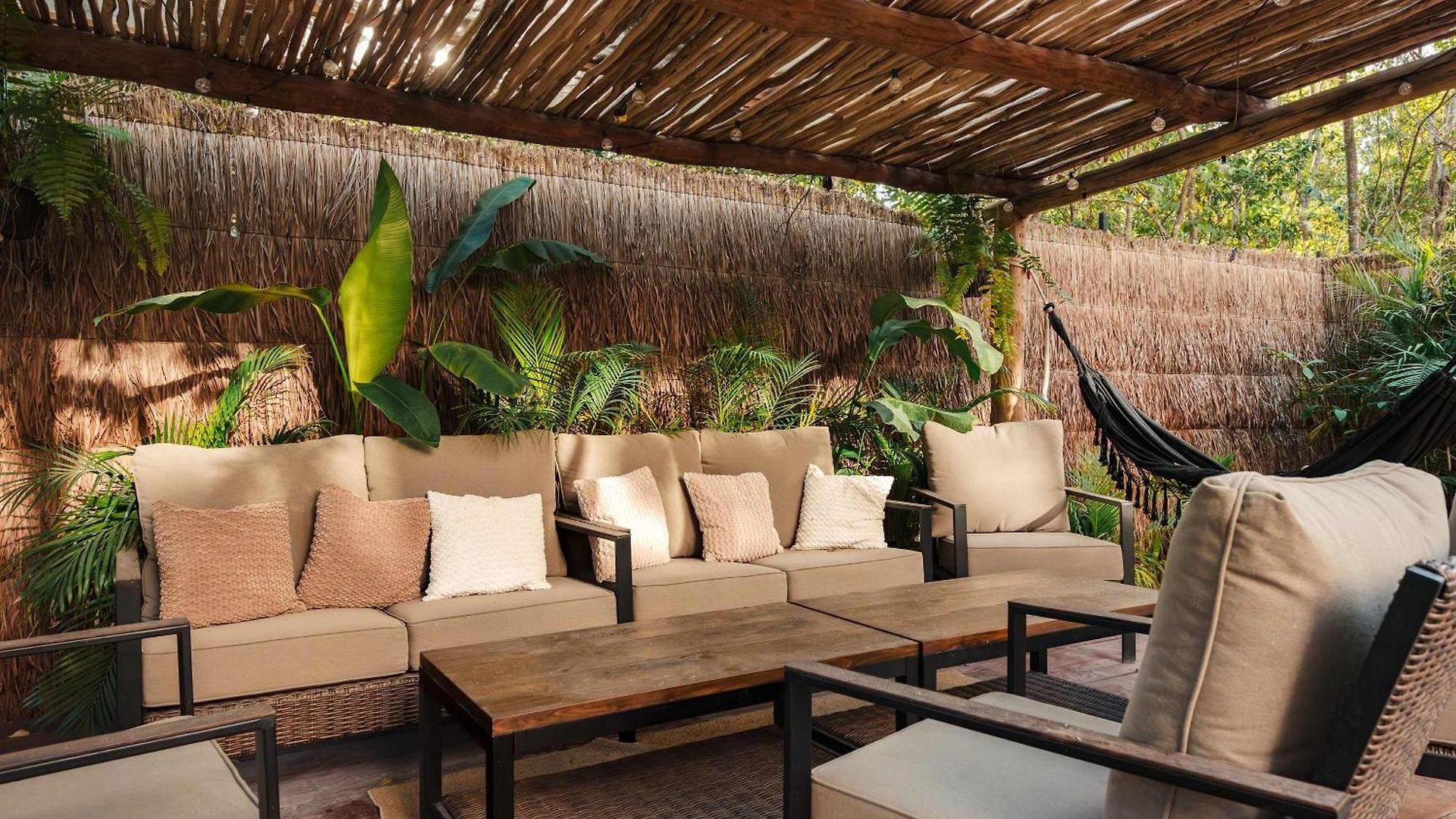 Luxury 5 Bedroom Pool Tiki Bar & Outdoor Gym *
