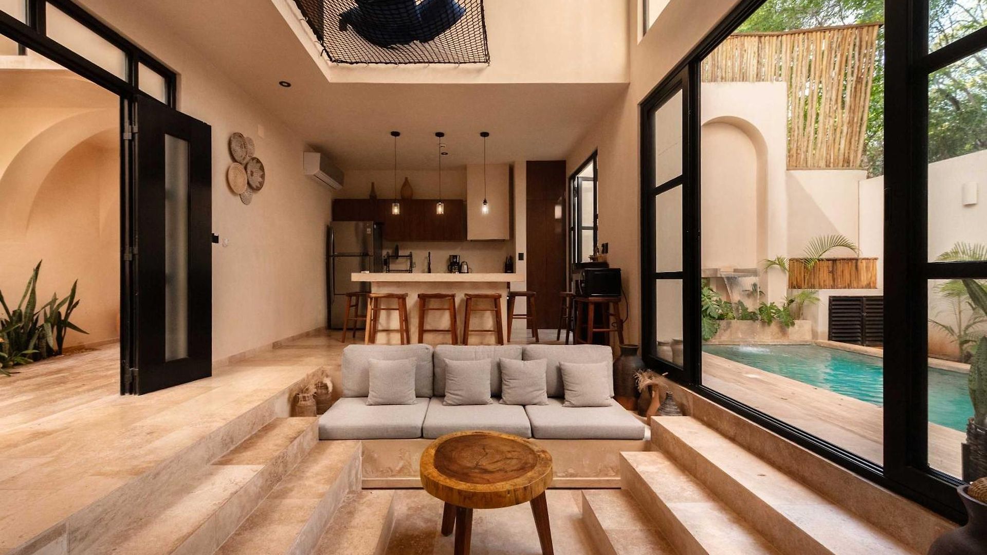 Luxury 4 Bedroom With Private Rooftop Pool *
