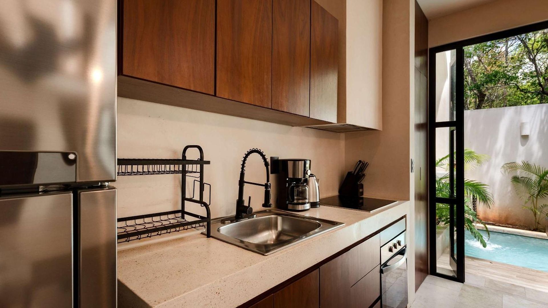 Luxury 4 Bedroom With Private Rooftop Pool