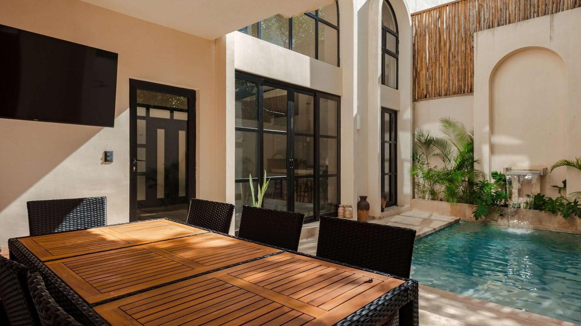 Luxury 4 Bedroom With Private Rooftop Pool *