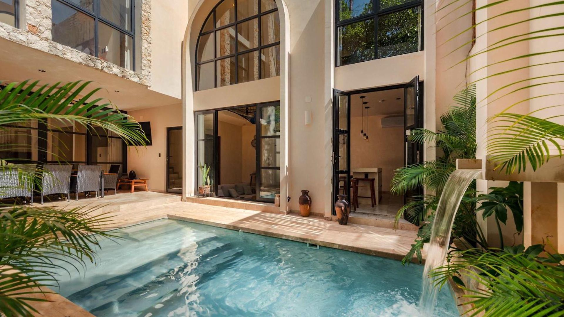 Luxury 4 Bedroom With Private Rooftop Pool *