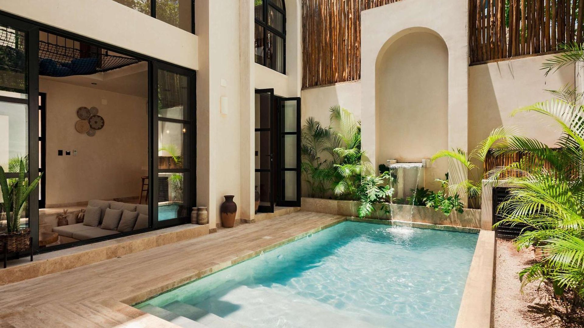 Holiday home Luxury 4 Bedroom With Private Rooftop Pool *