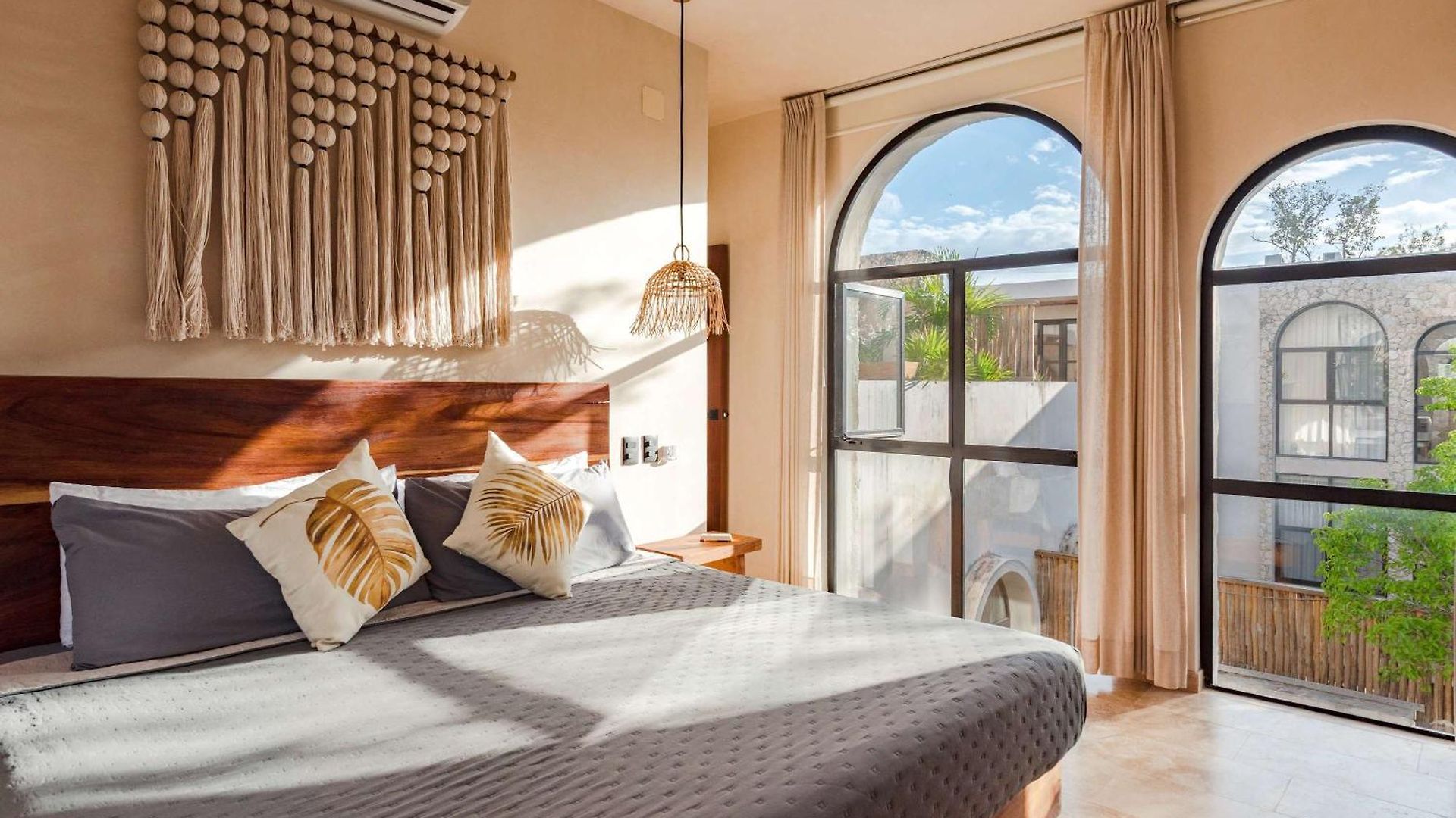 Holiday home Luxury 4 Bedroom With Private Rooftop Pool *